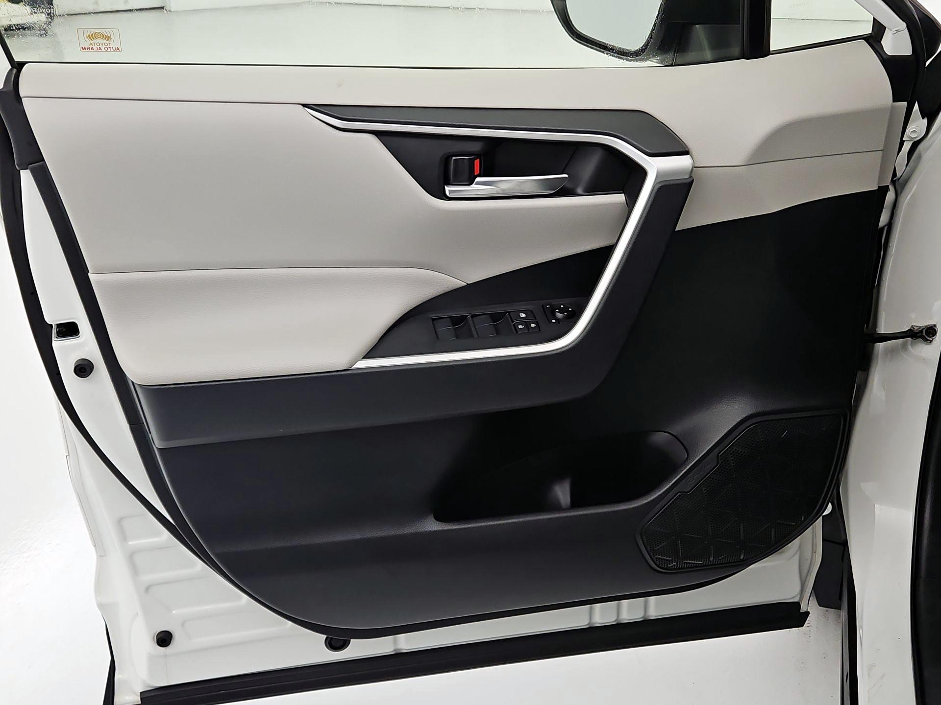 Thumbnail: 2019 Toyota RAV4 - 12