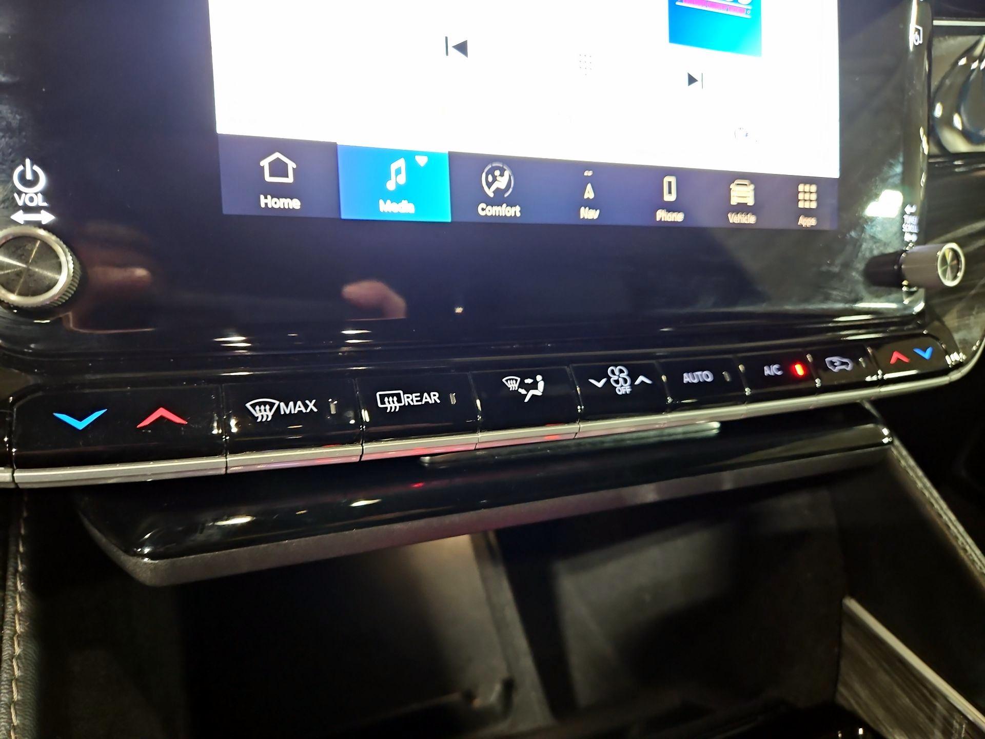 Thumbnail: 2022 Jeep Wagoneer - 17