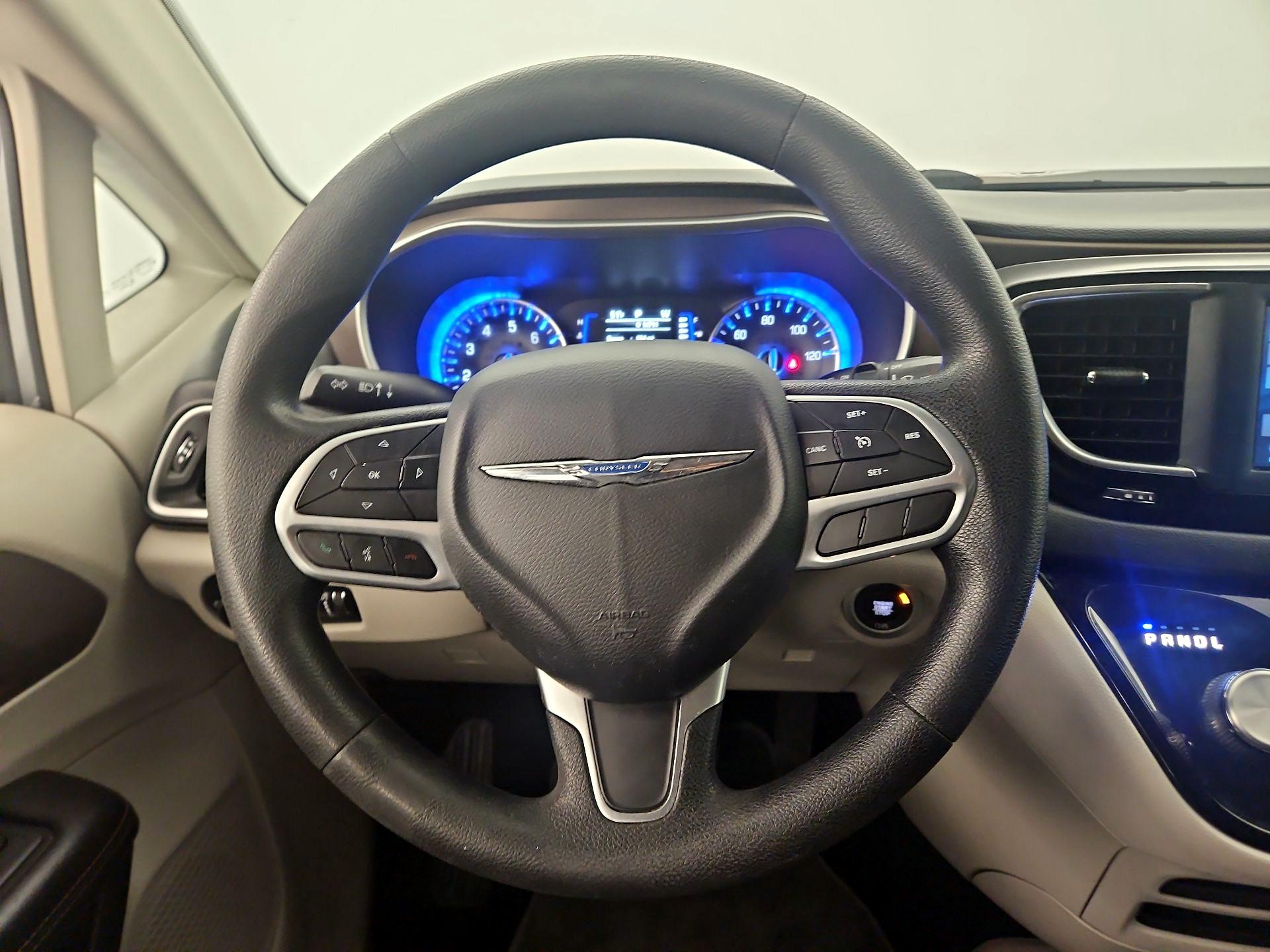 Thumbnail: 2019 Chrysler Pacifica - 10