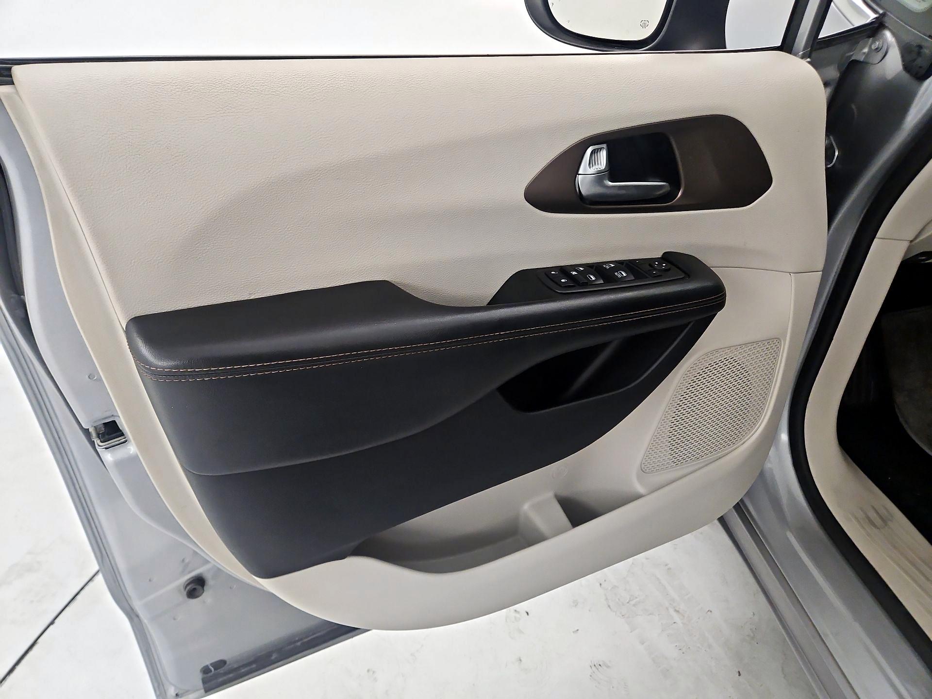Thumbnail: 2019 Chrysler Pacifica - 12