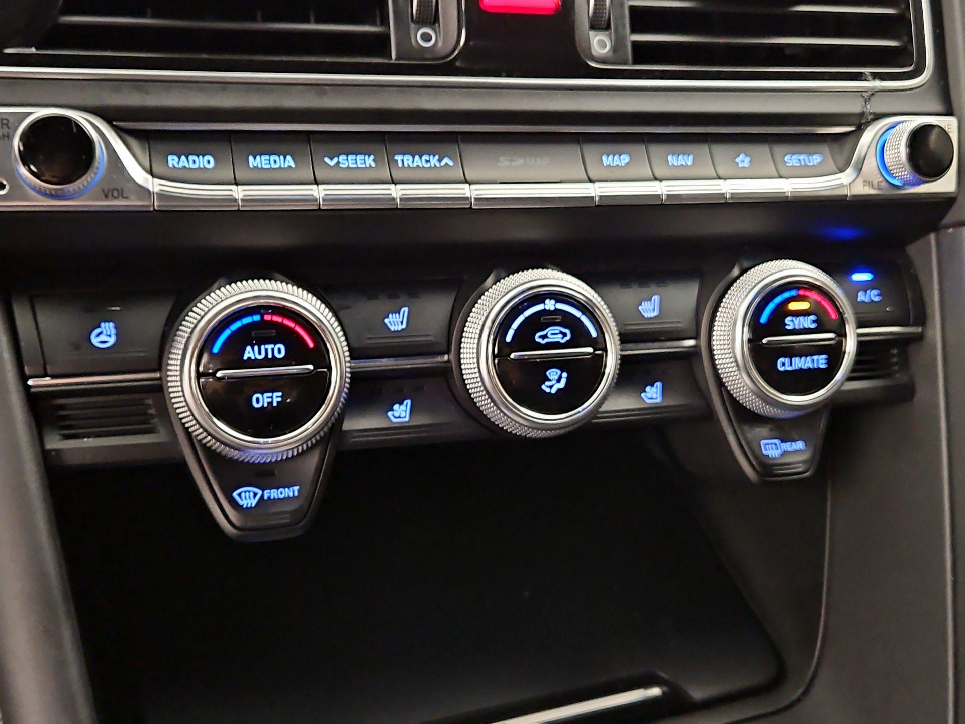 Thumbnail: 2019 Genesis G70 - 16