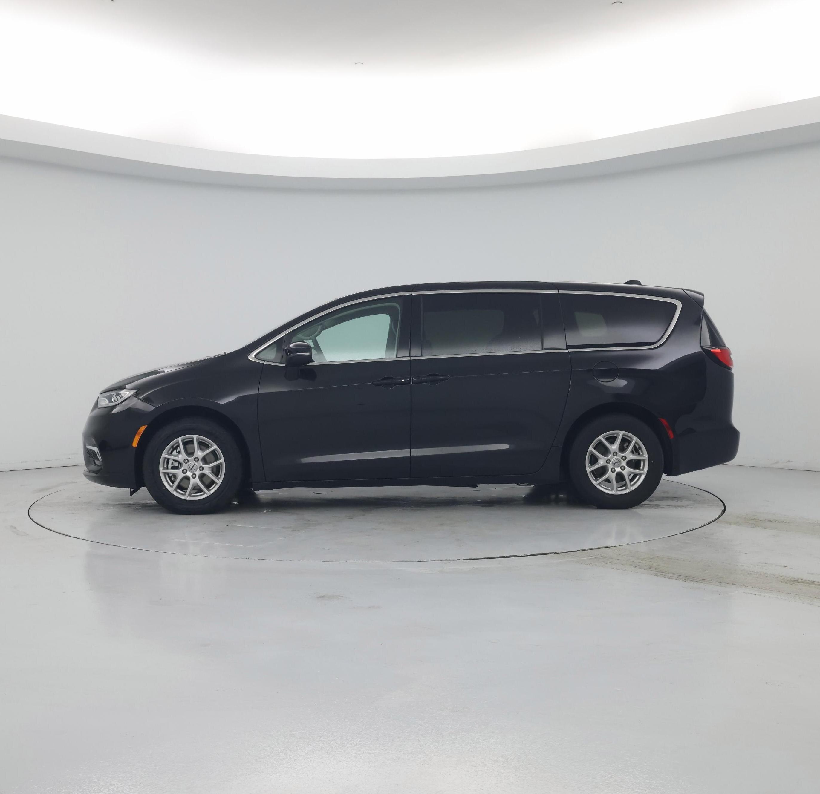 Thumbnail: 2023 Chrysler Pacifica - 3
