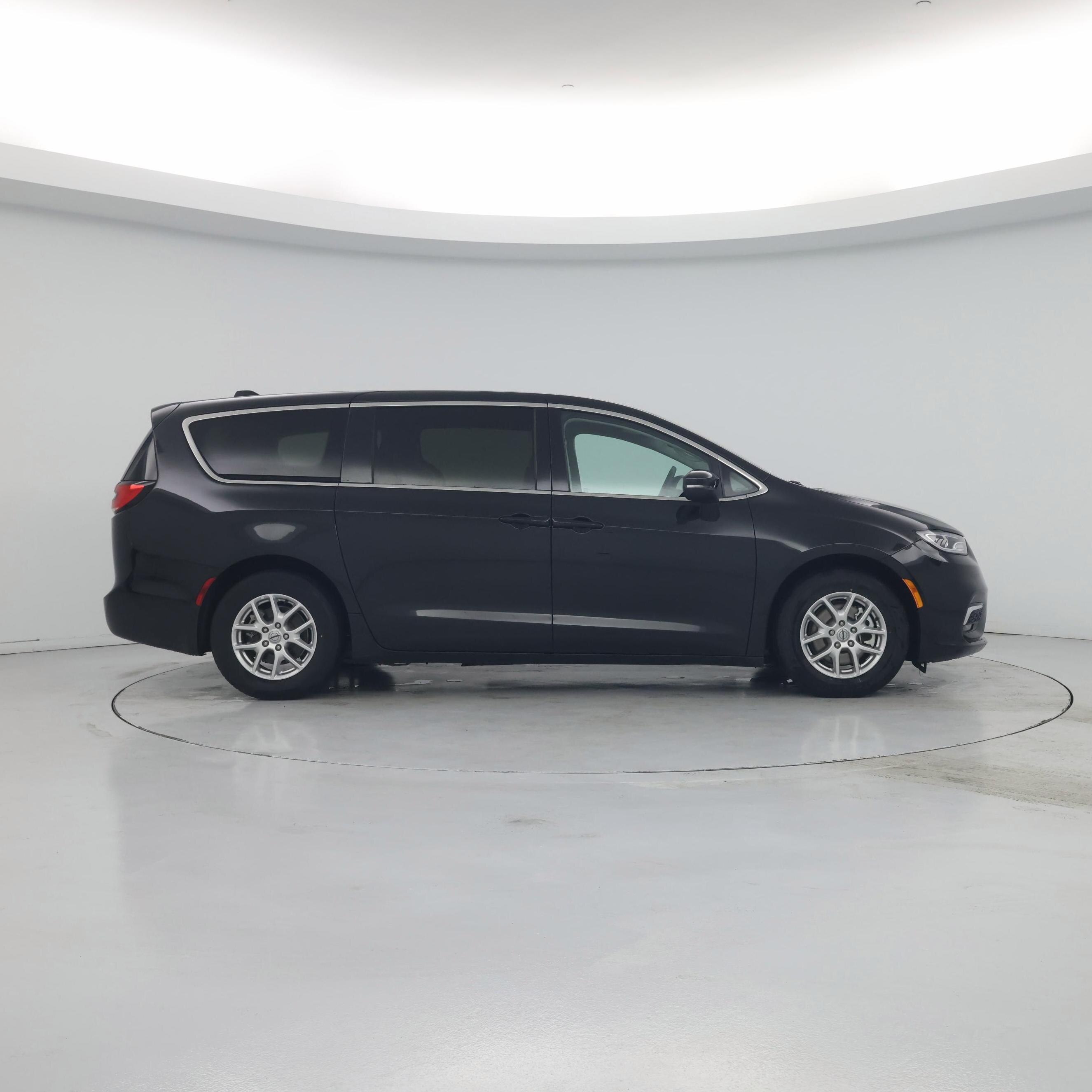 Thumbnail: 2023 Chrysler Pacifica - 7
