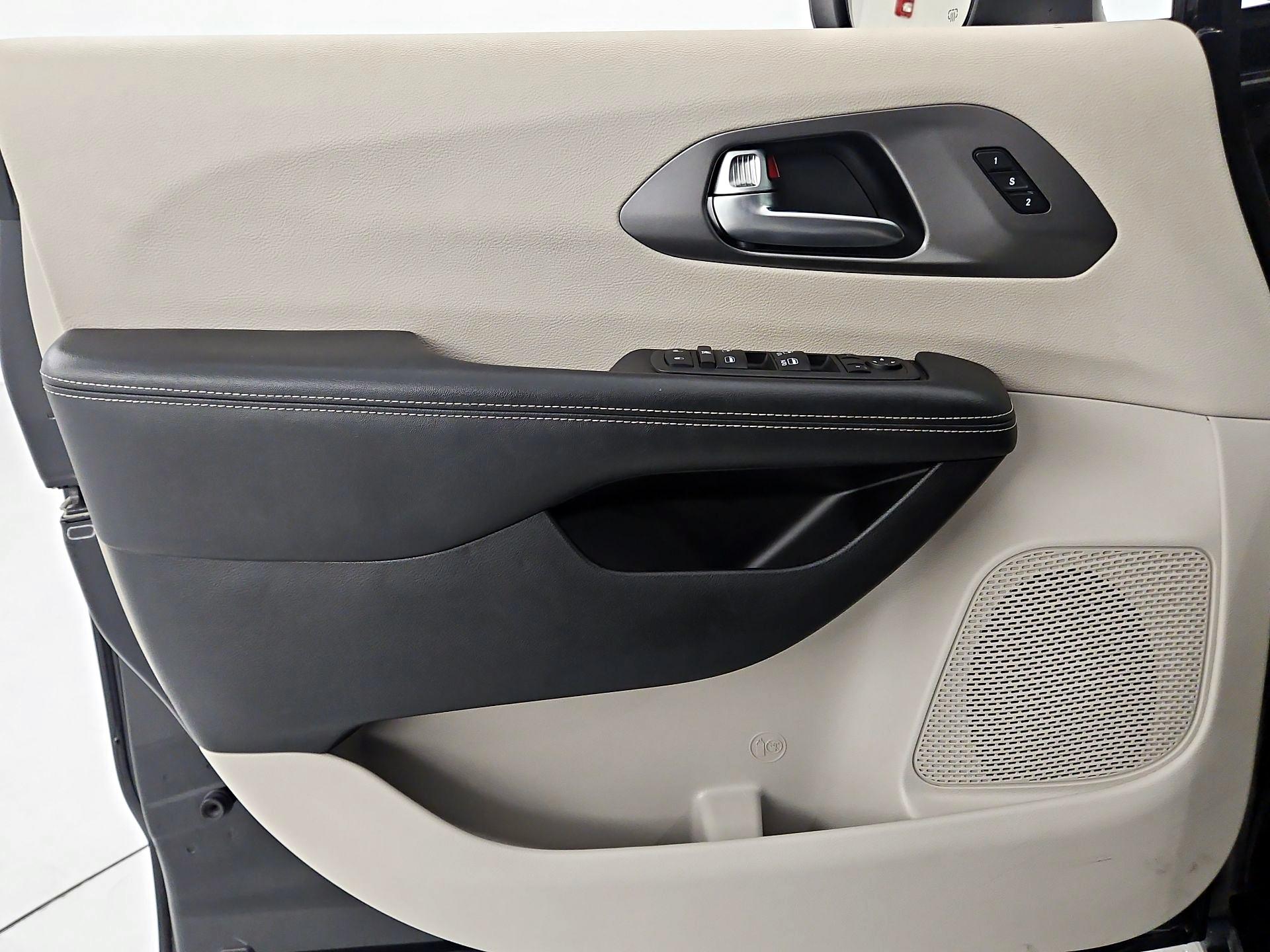 Thumbnail: 2023 Chrysler Pacifica - 12