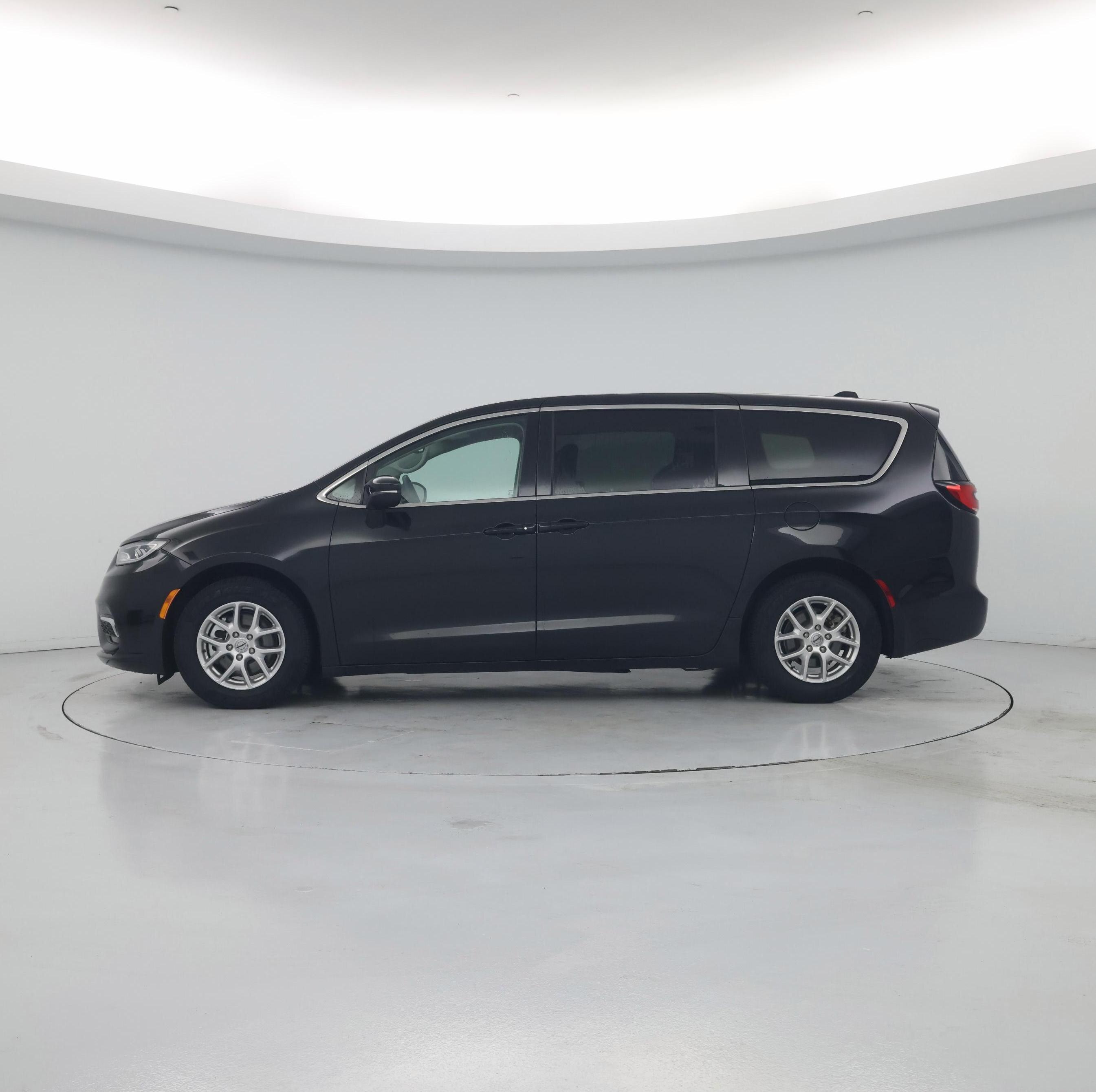 Thumbnail: 2023 Chrysler Pacifica - 3