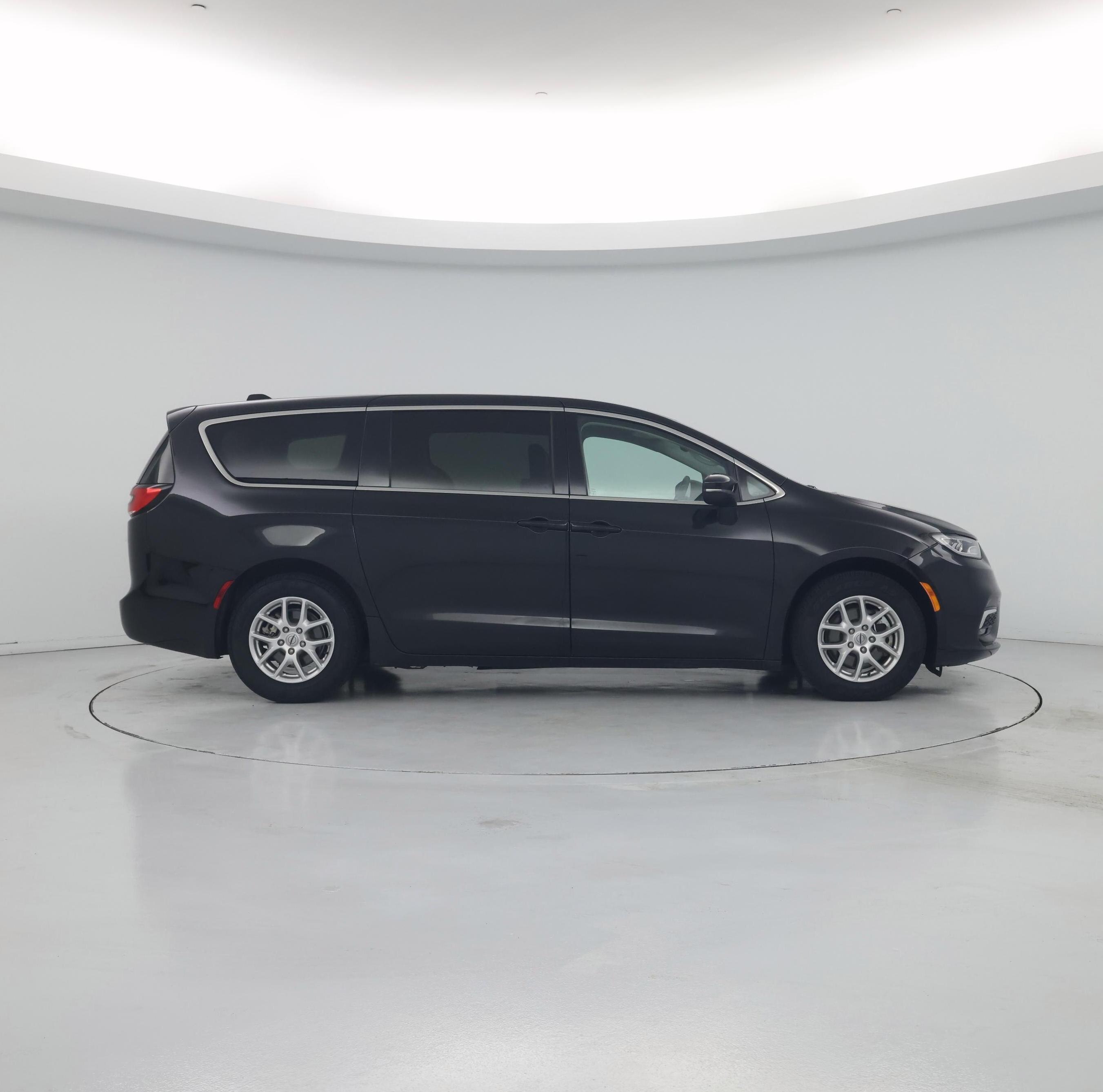 Thumbnail: 2023 Chrysler Pacifica - 7