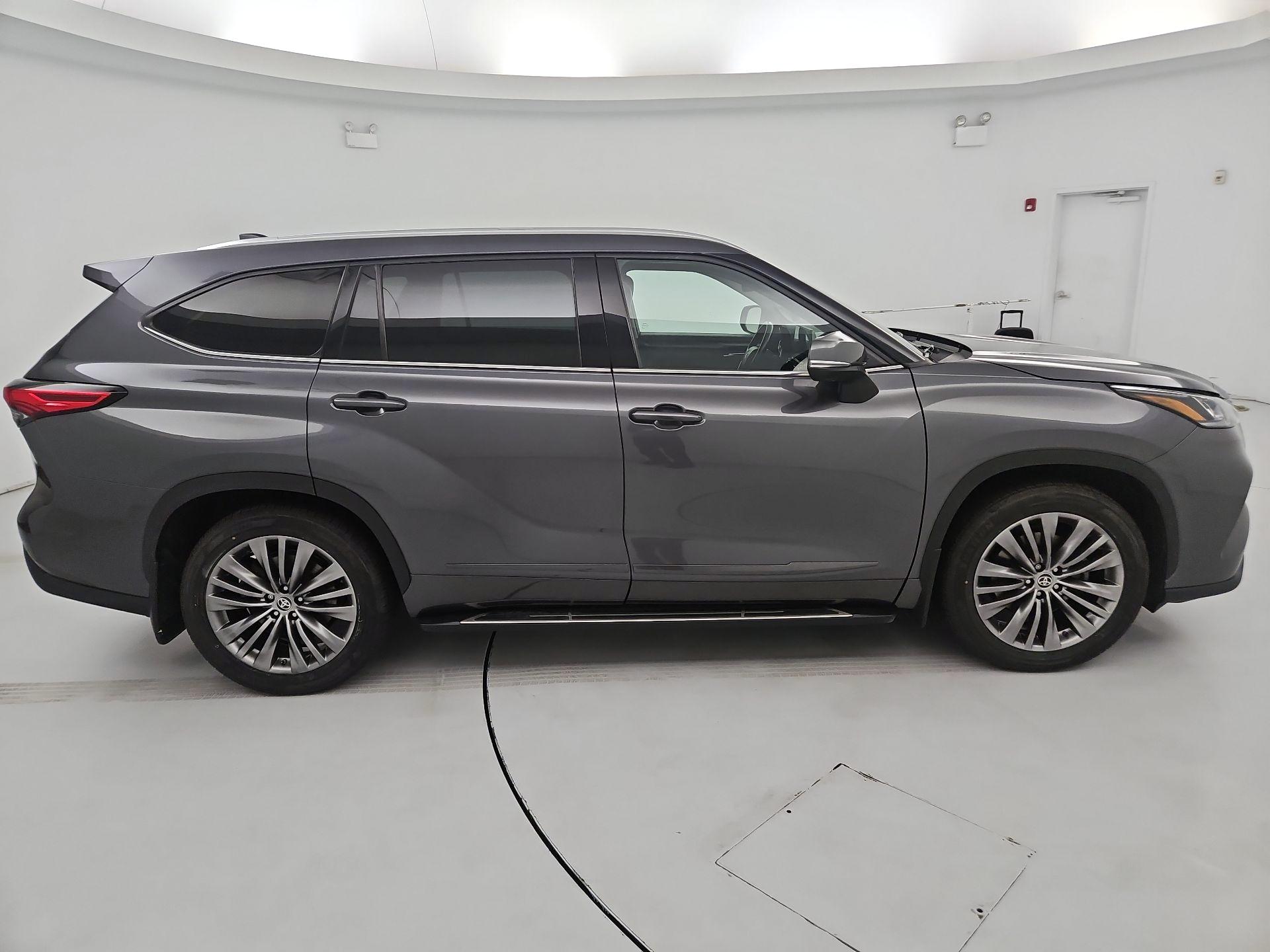 Thumbnail: 2021 Toyota Highlander - 4