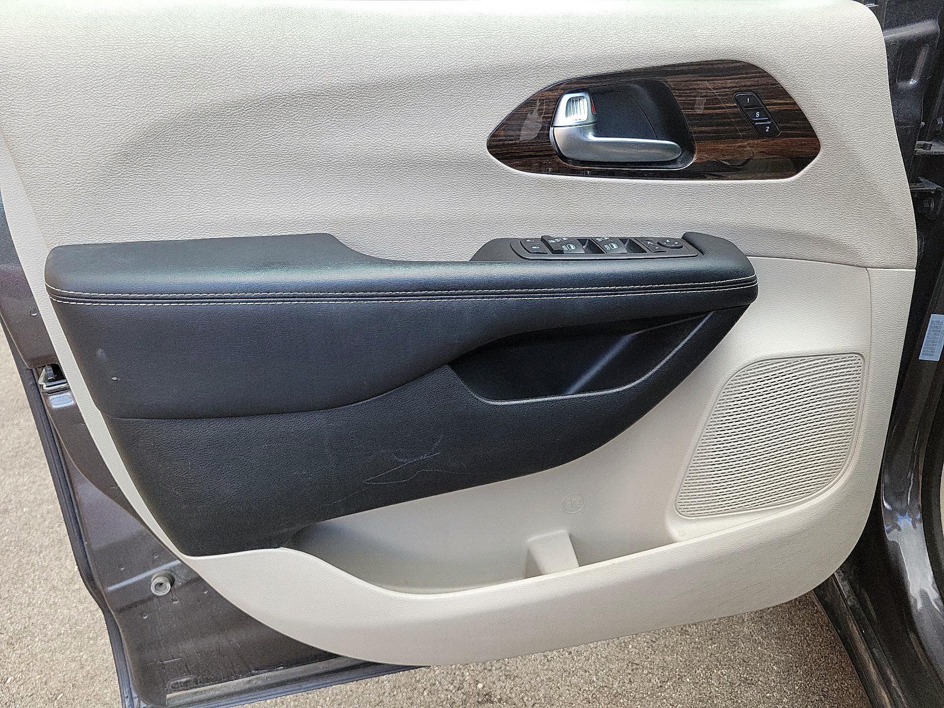 Thumbnail: 2023 Chrysler Pacifica - 10