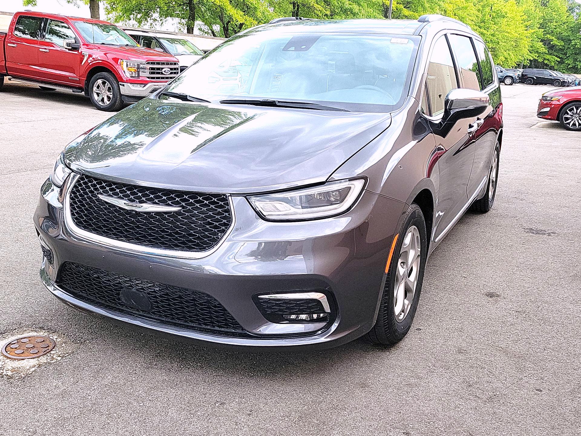 Thumbnail: 2023 Chrysler Pacifica - 3
