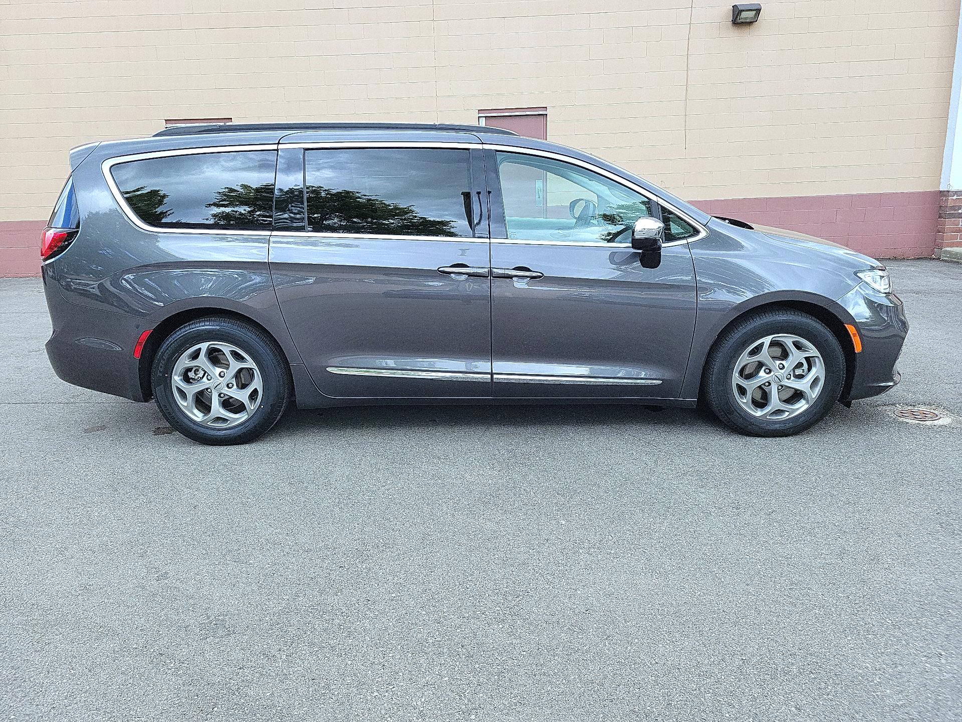 Thumbnail: 2023 Chrysler Pacifica - 4