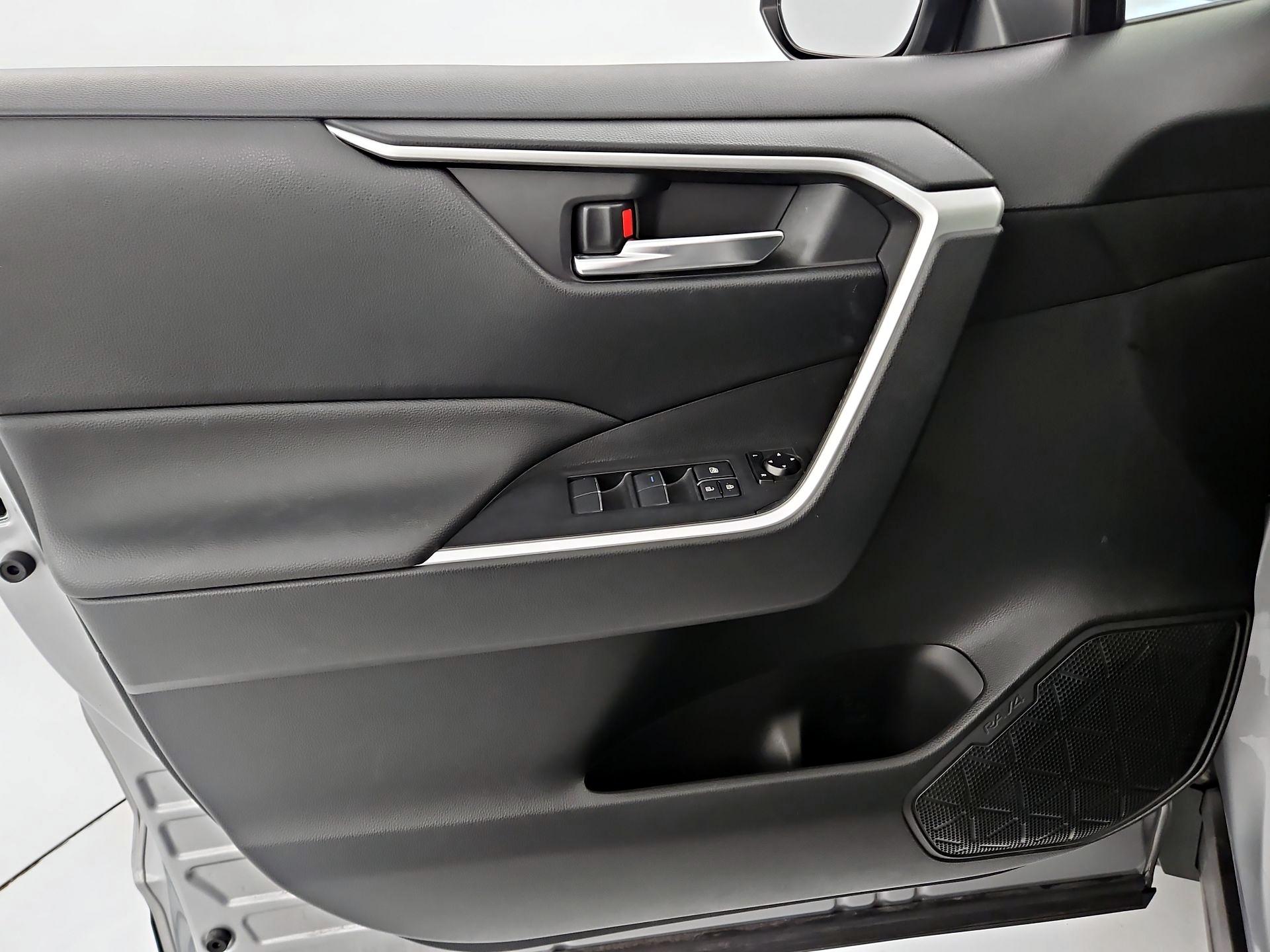 Thumbnail: 2019 Toyota RAV4 - 12