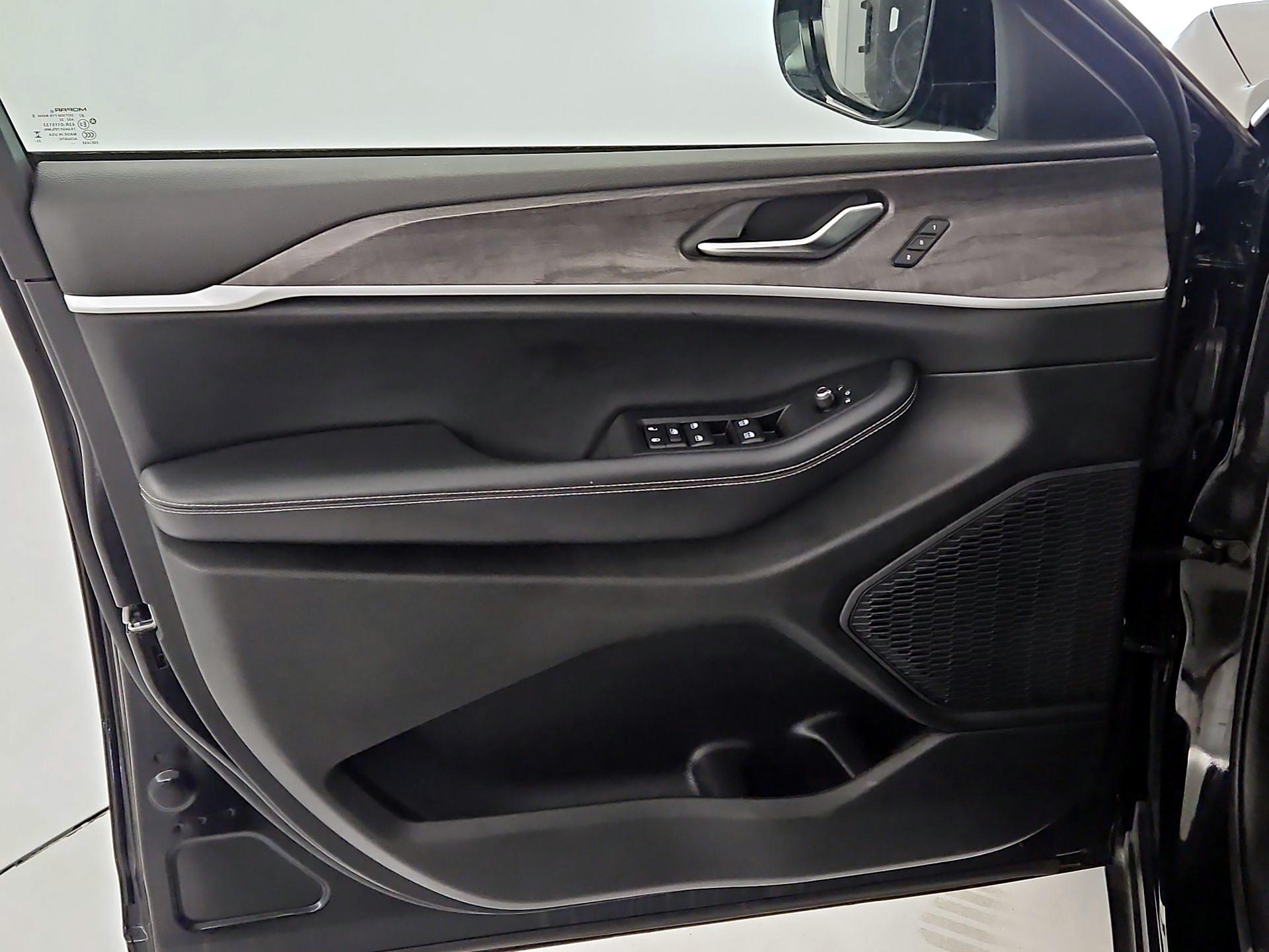 Thumbnail: 2023 Jeep Grand Cherokee - 12