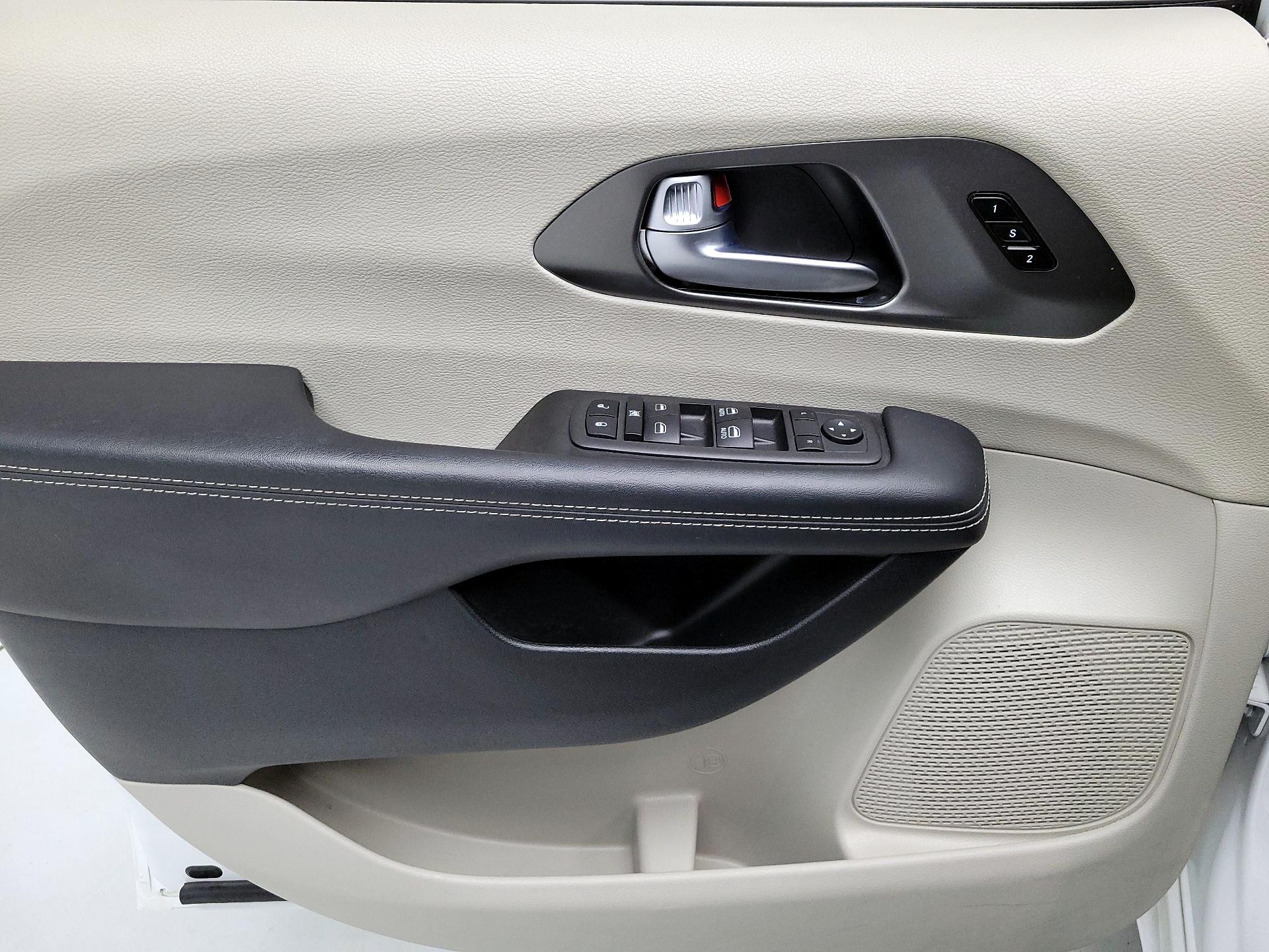 Thumbnail: 2023 Chrysler Pacifica - 12