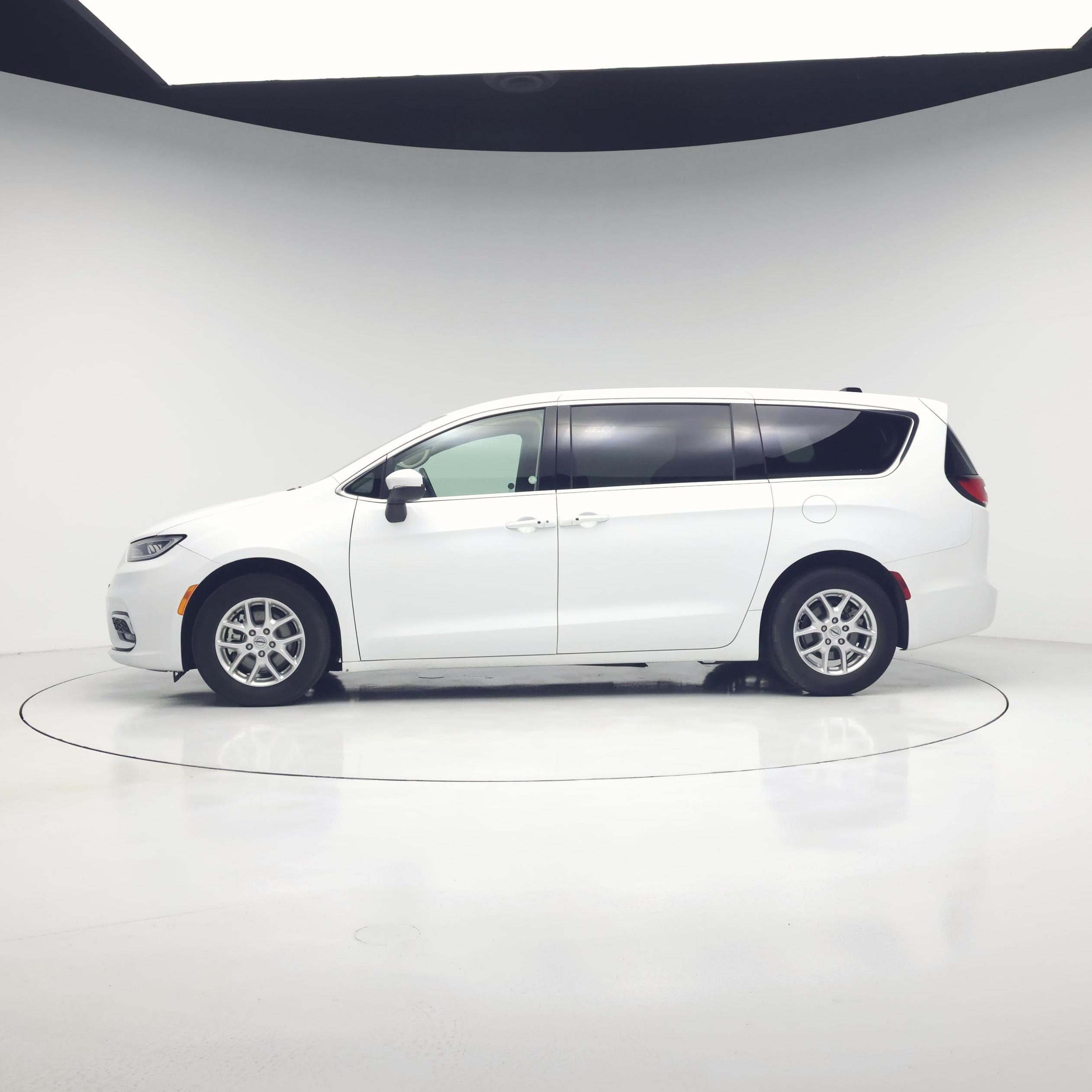 Thumbnail: 2023 Chrysler Pacifica - 3