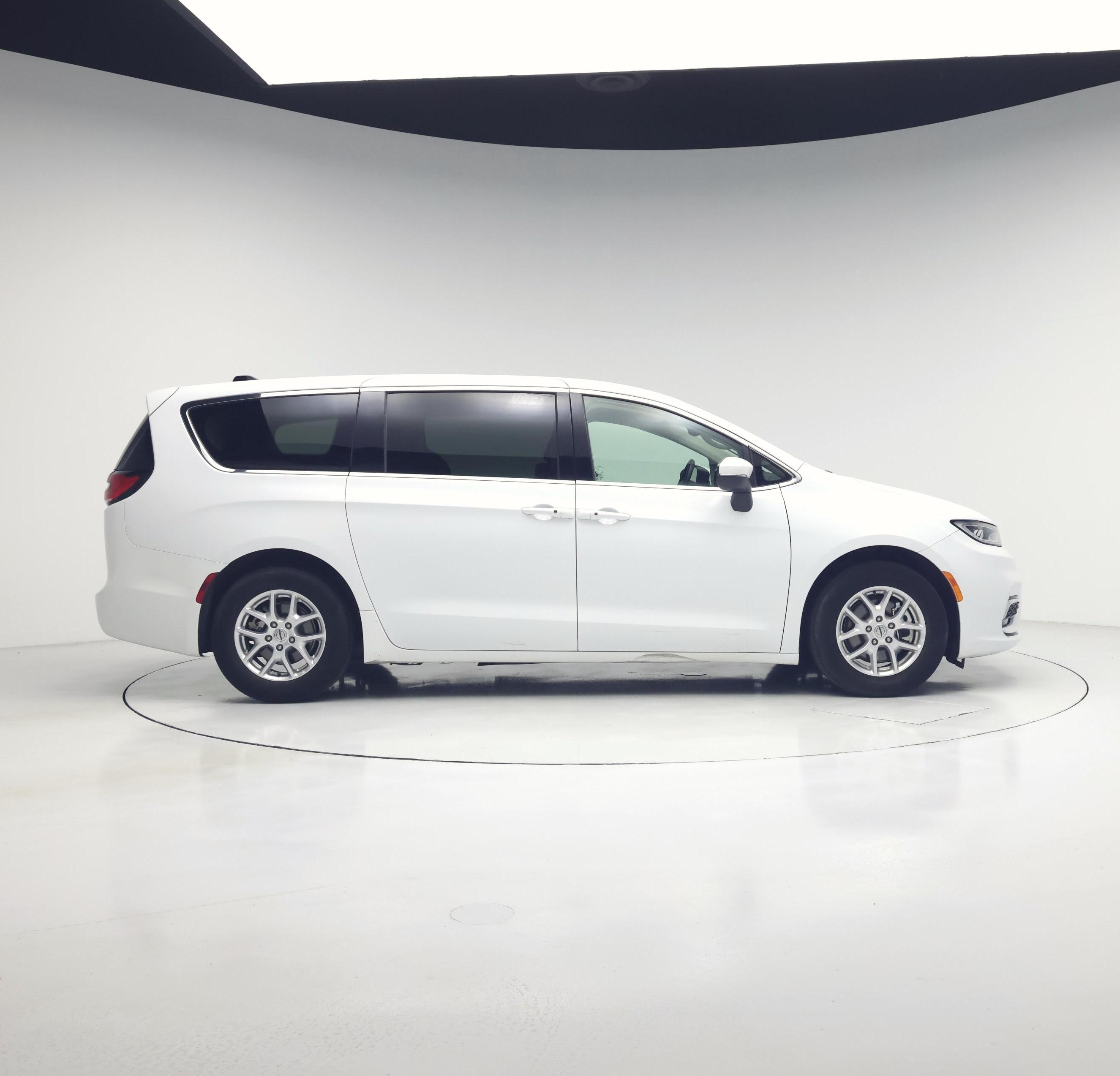 Thumbnail: 2023 Chrysler Pacifica - 7