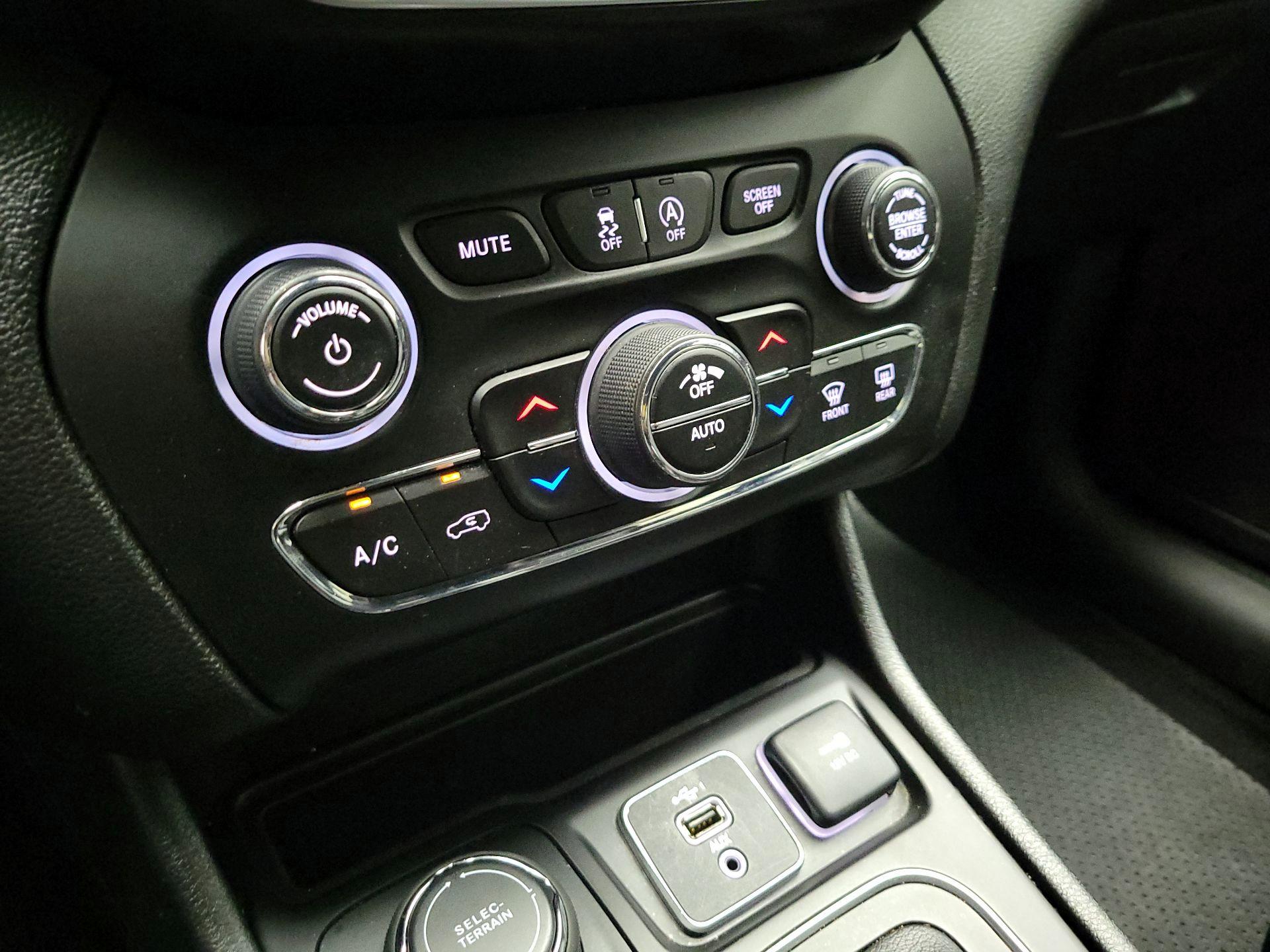 Thumbnail: 2021 Jeep Cherokee - 15