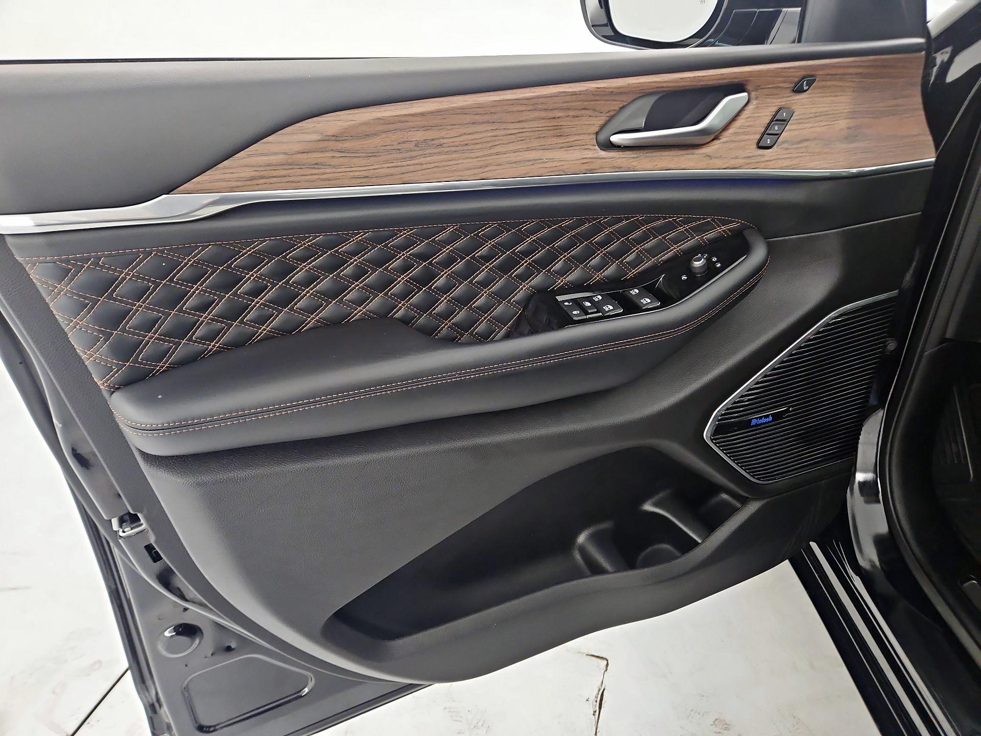 Thumbnail: 2023 Jeep Grand Cherokee - 12