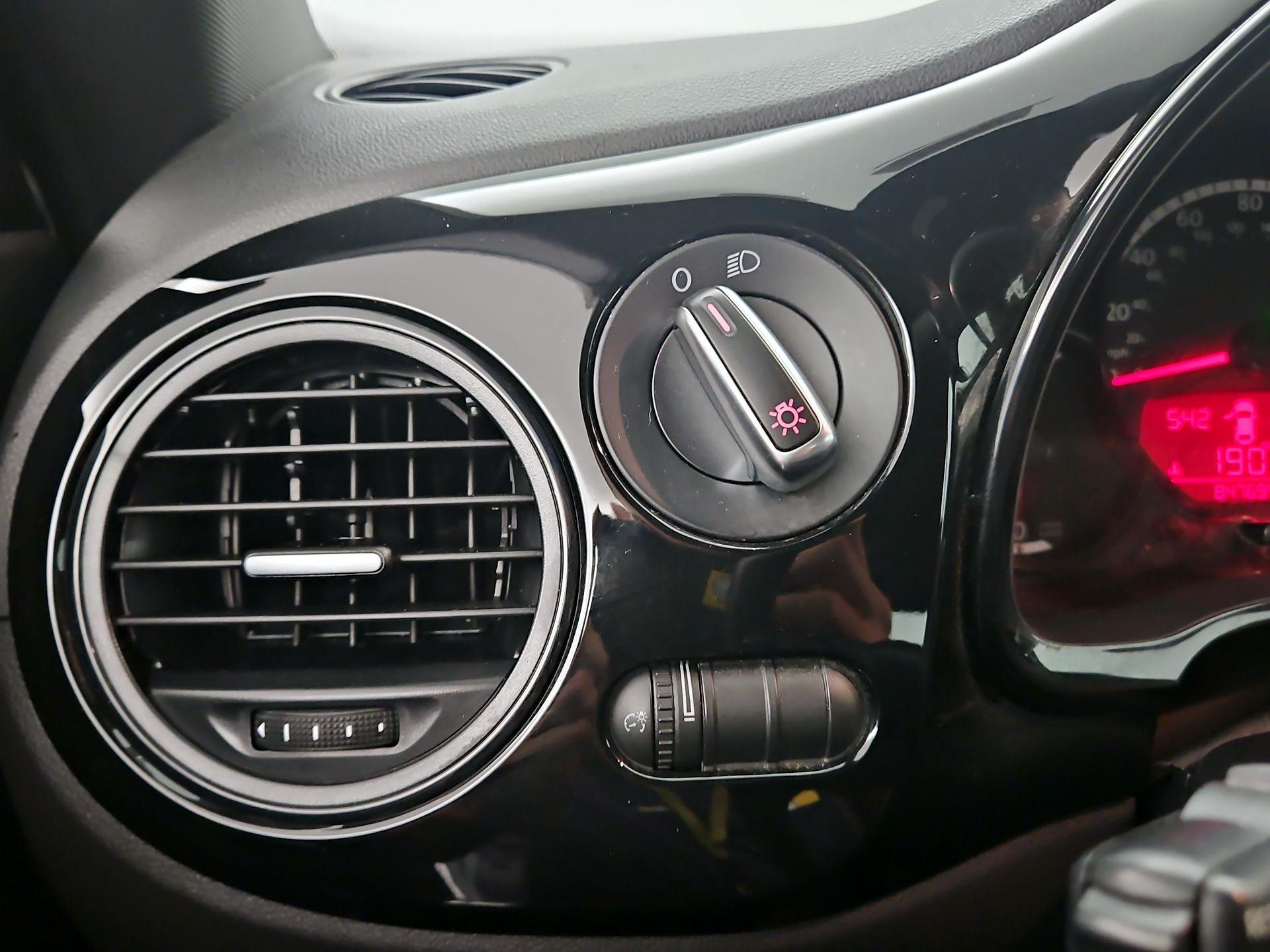Thumbnail: 2014 Volkswagen Beetle - 11