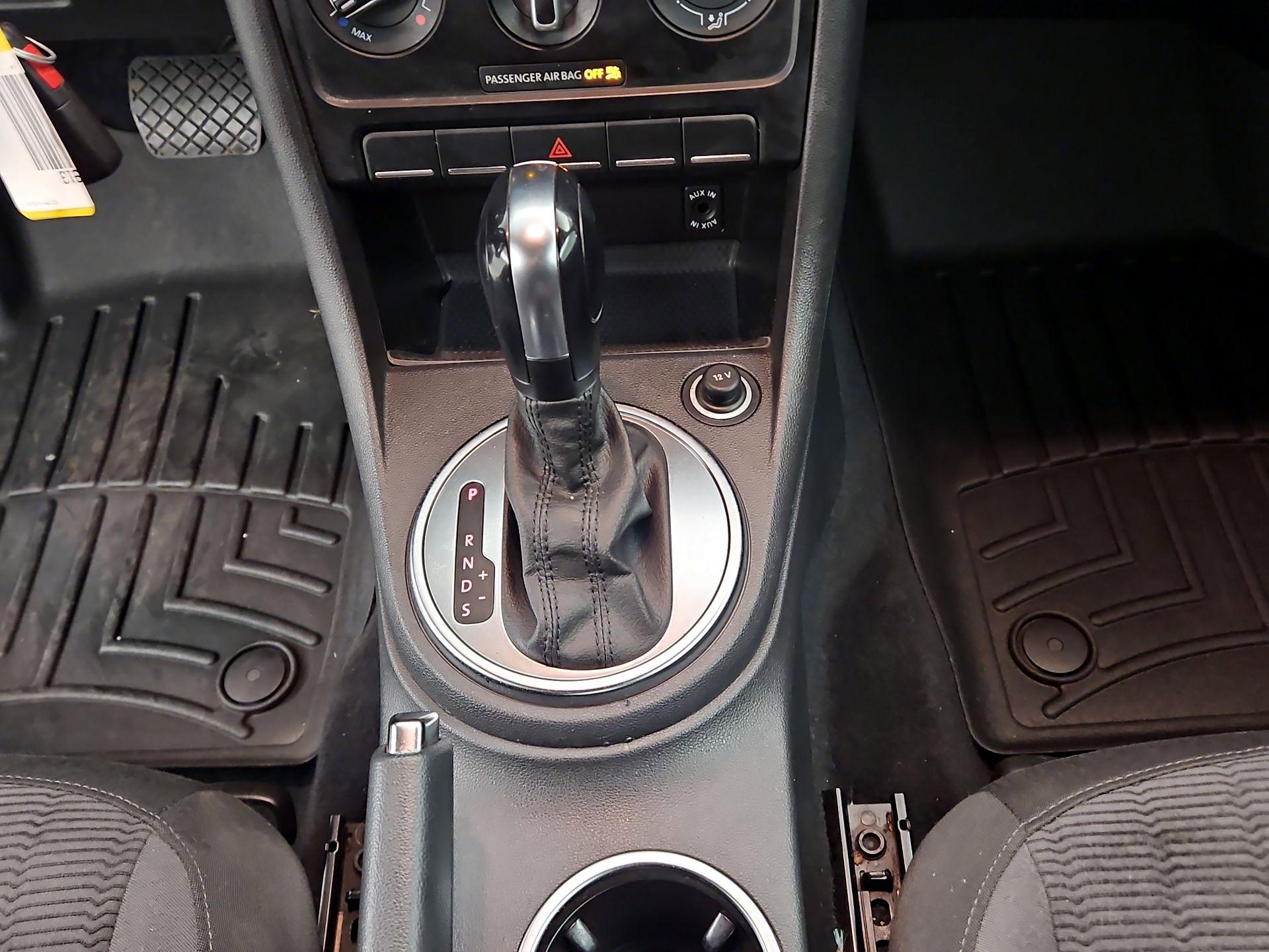 Thumbnail: 2014 Volkswagen Beetle - 14
