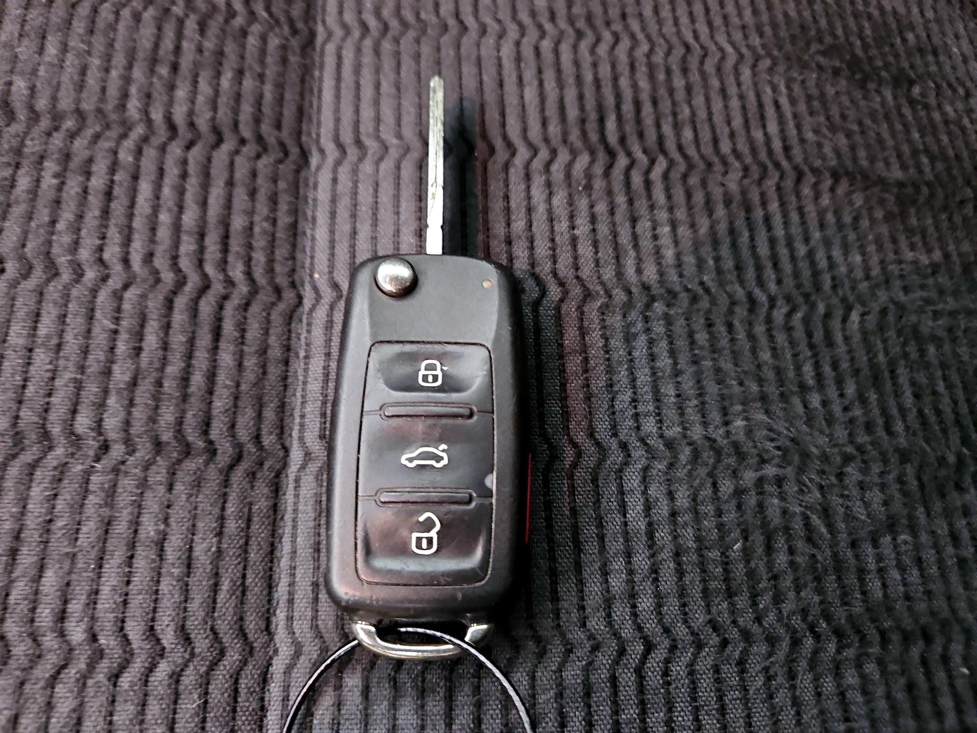 Thumbnail: 2014 Volkswagen Beetle - 18