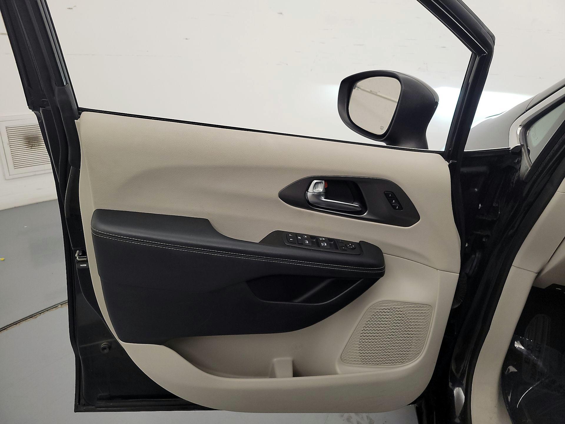 Thumbnail: 2023 Chrysler Pacifica - 12