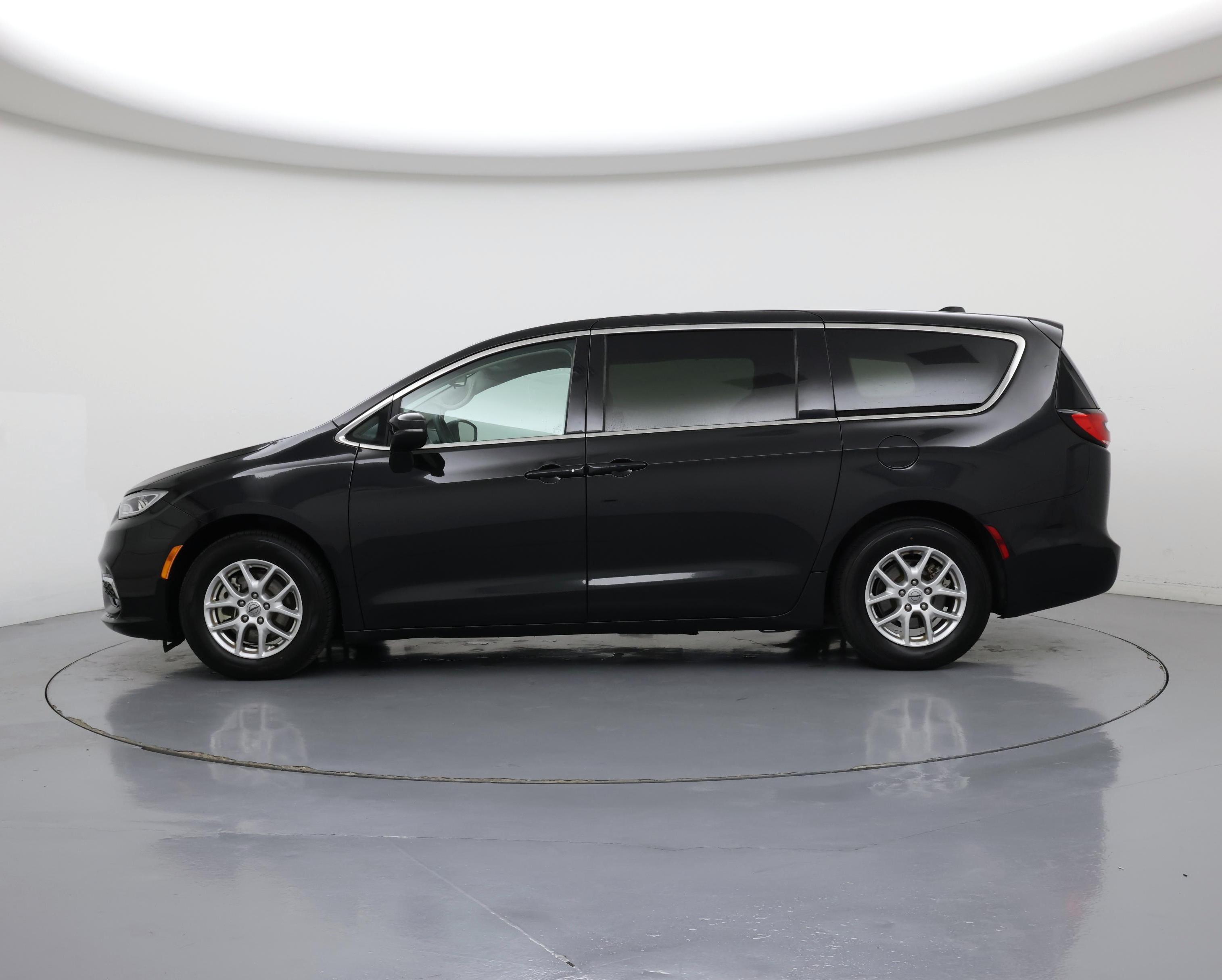 Thumbnail: 2023 Chrysler Pacifica - 3