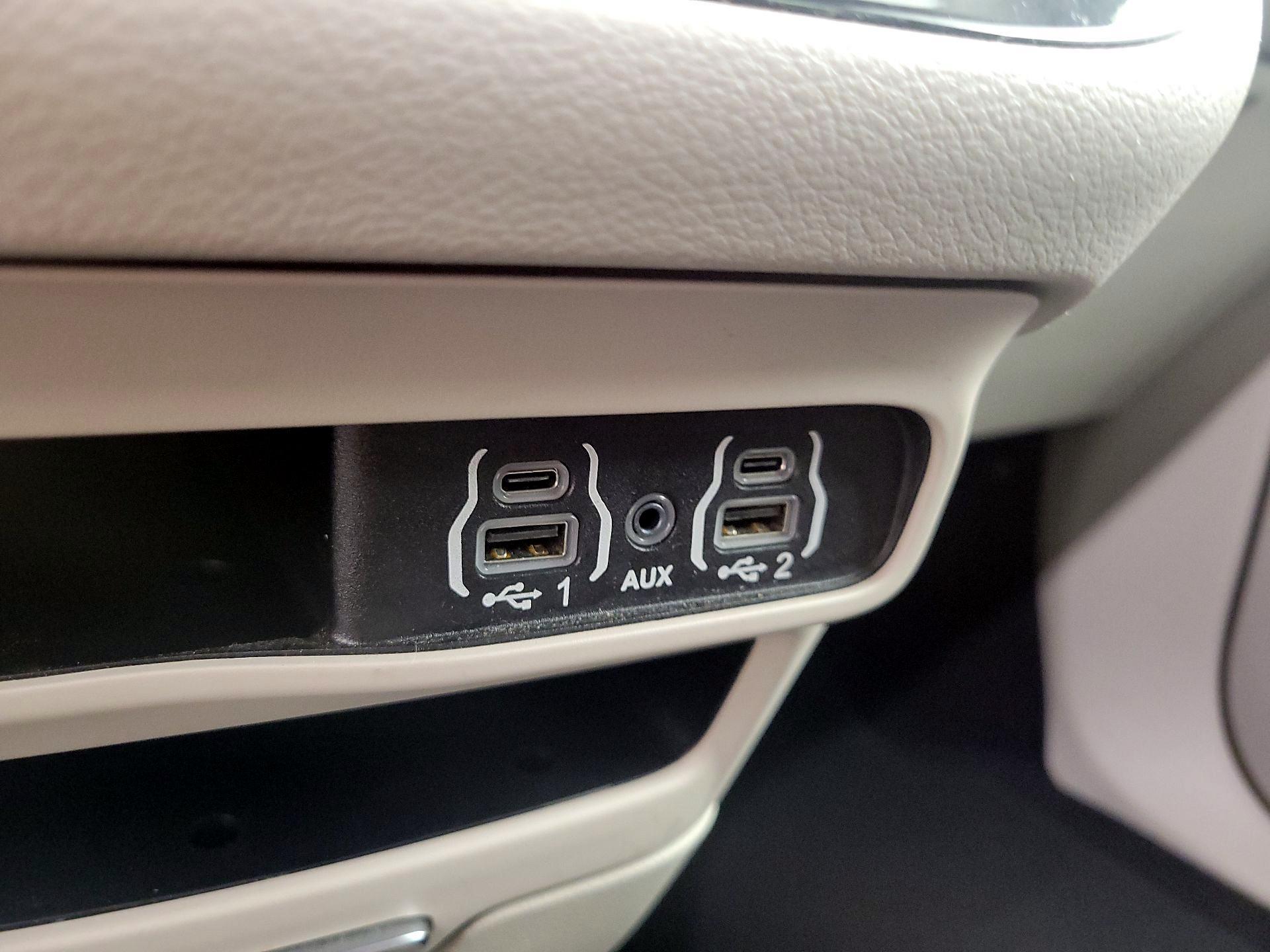 Thumbnail: 2023 Chrysler Pacifica - 18