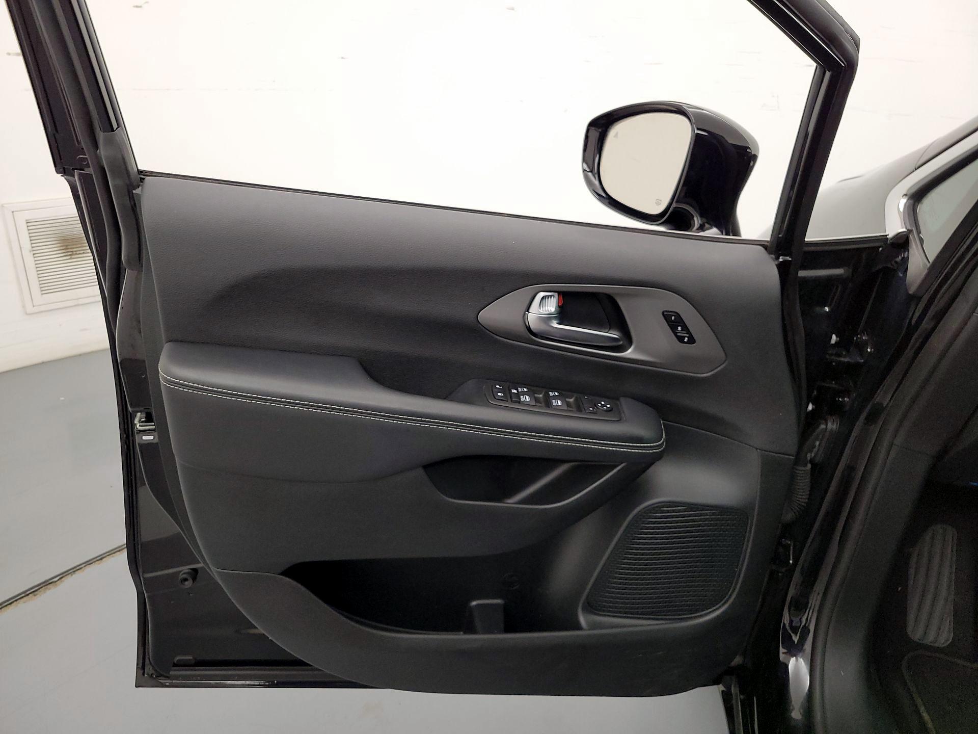 Thumbnail: 2025 Chrysler Pacifica - 12