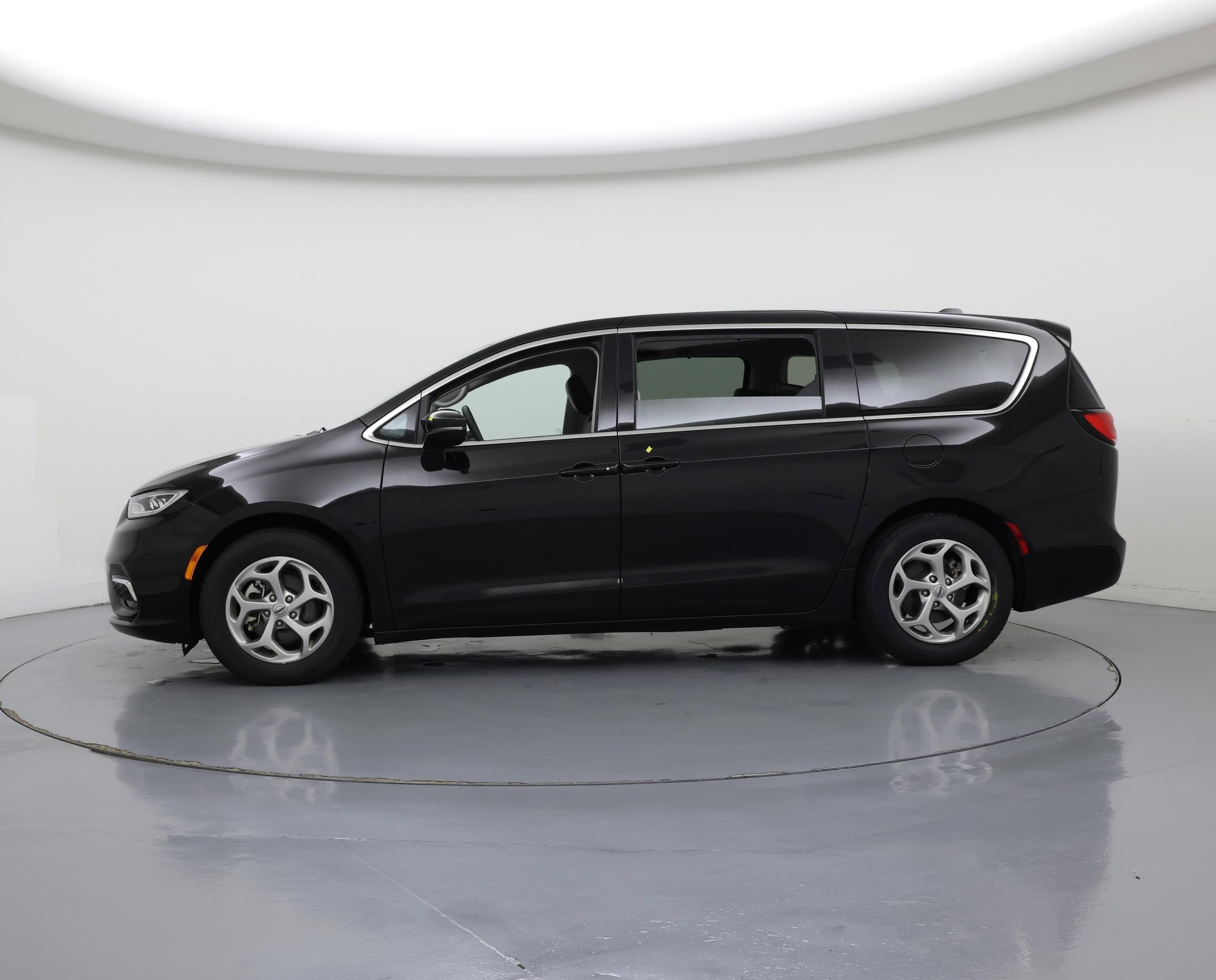 Thumbnail: 2024 Chrysler Pacifica - 3