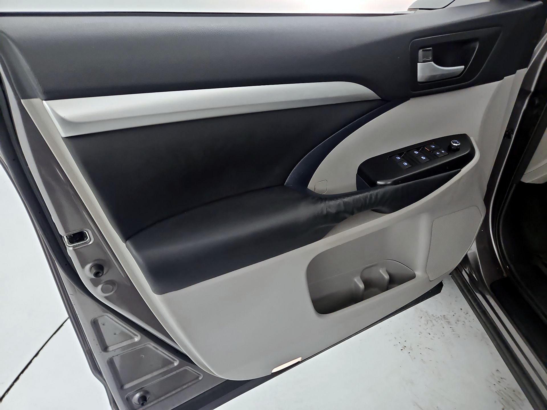 Thumbnail: 2014 Toyota Highlander - 12