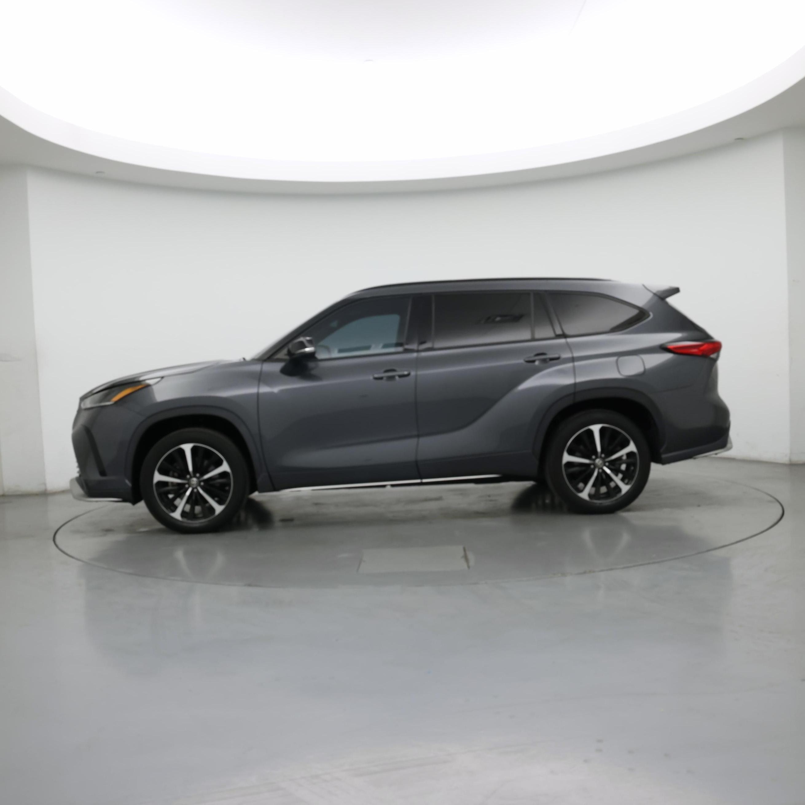 Thumbnail: 2021 Toyota Highlander - 3