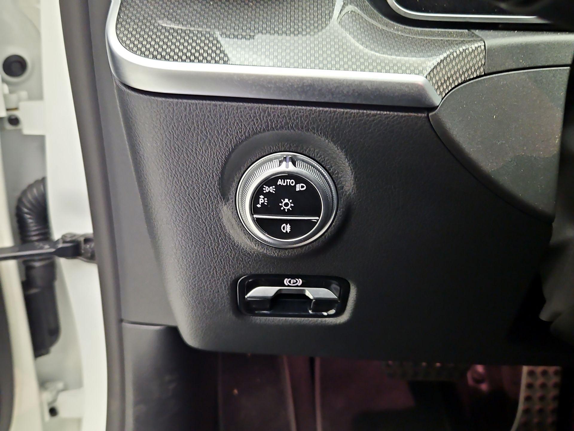 Thumbnail: 2023 Mercedes-Benz C-Class - 13