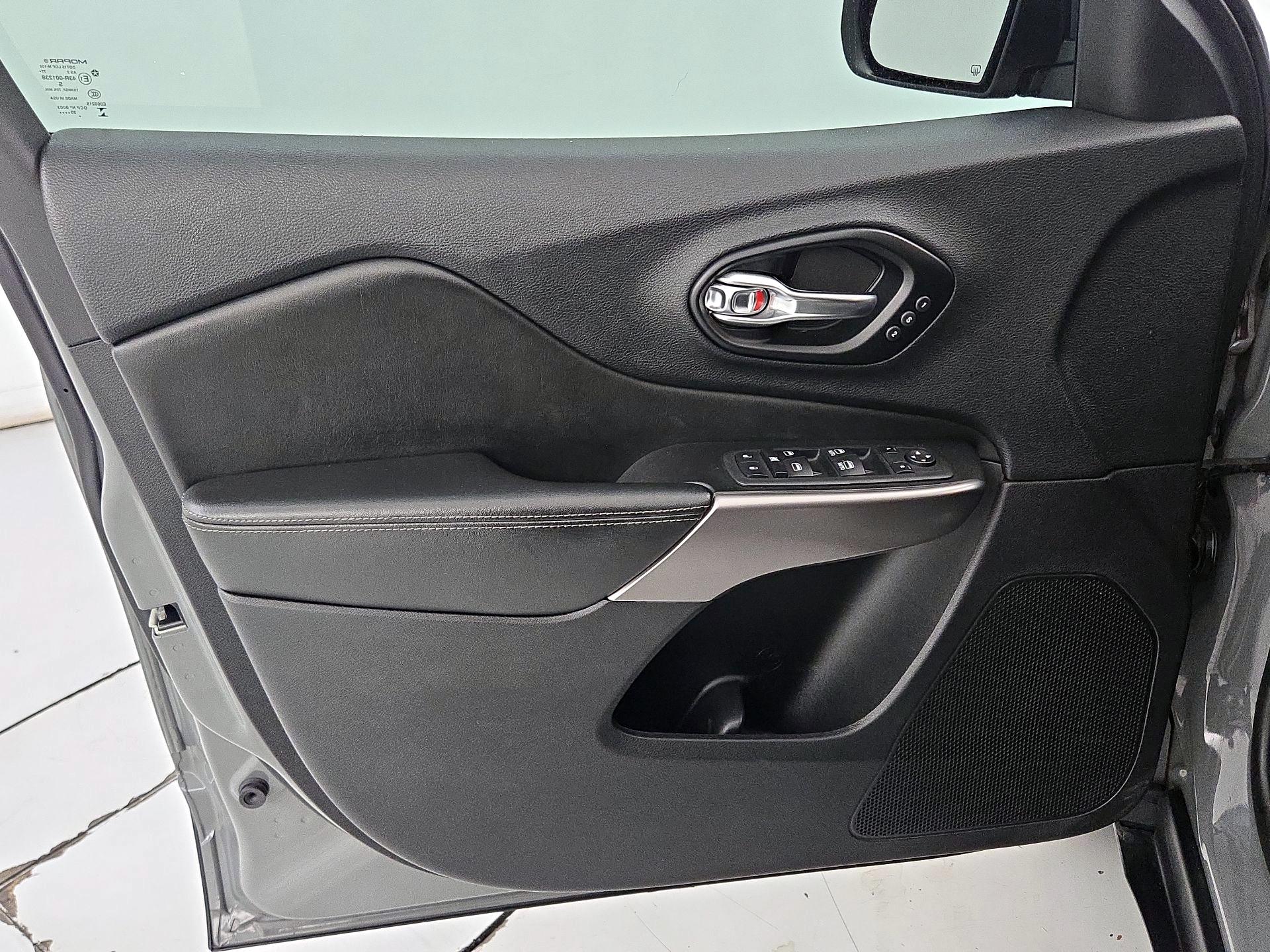 Thumbnail: 2021 Jeep Cherokee - 12