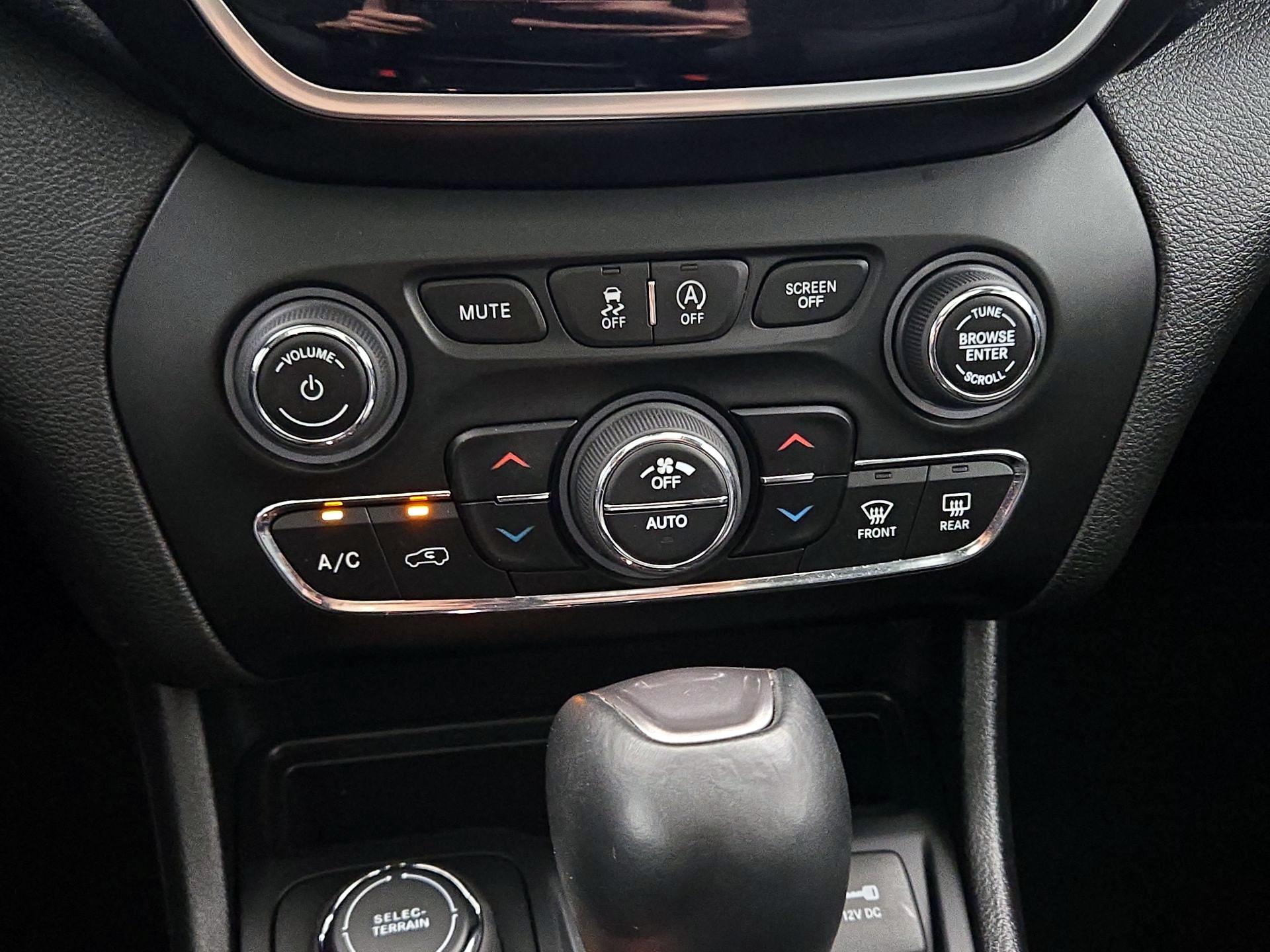 Thumbnail: 2021 Jeep Cherokee - 16