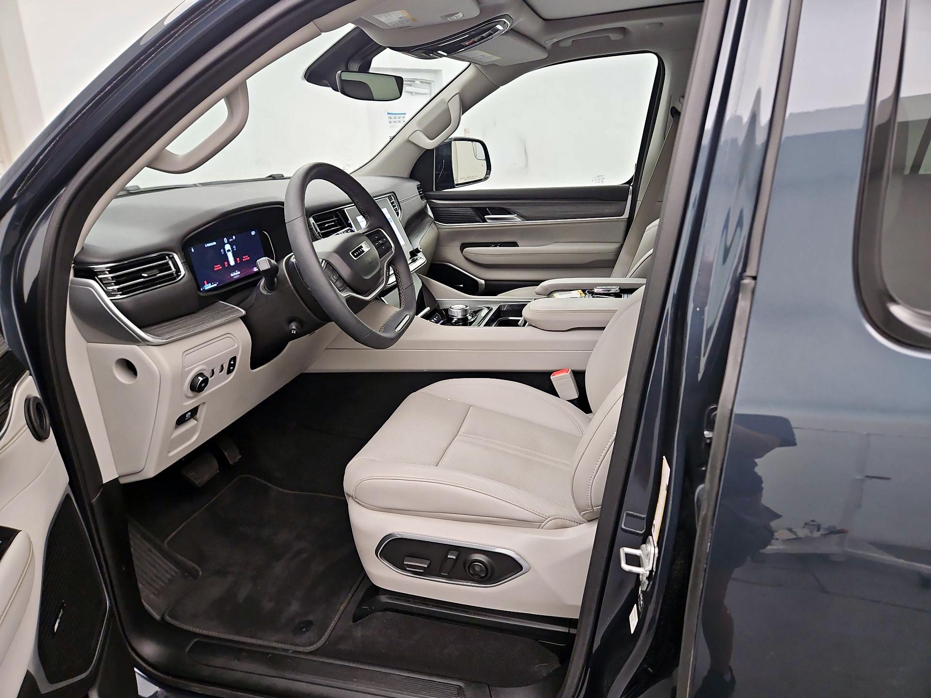 Thumbnail: 2024 Jeep Wagoneer - 11