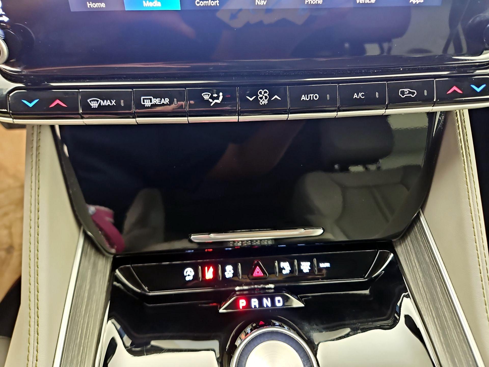 Thumbnail: 2024 Jeep Wagoneer - 16