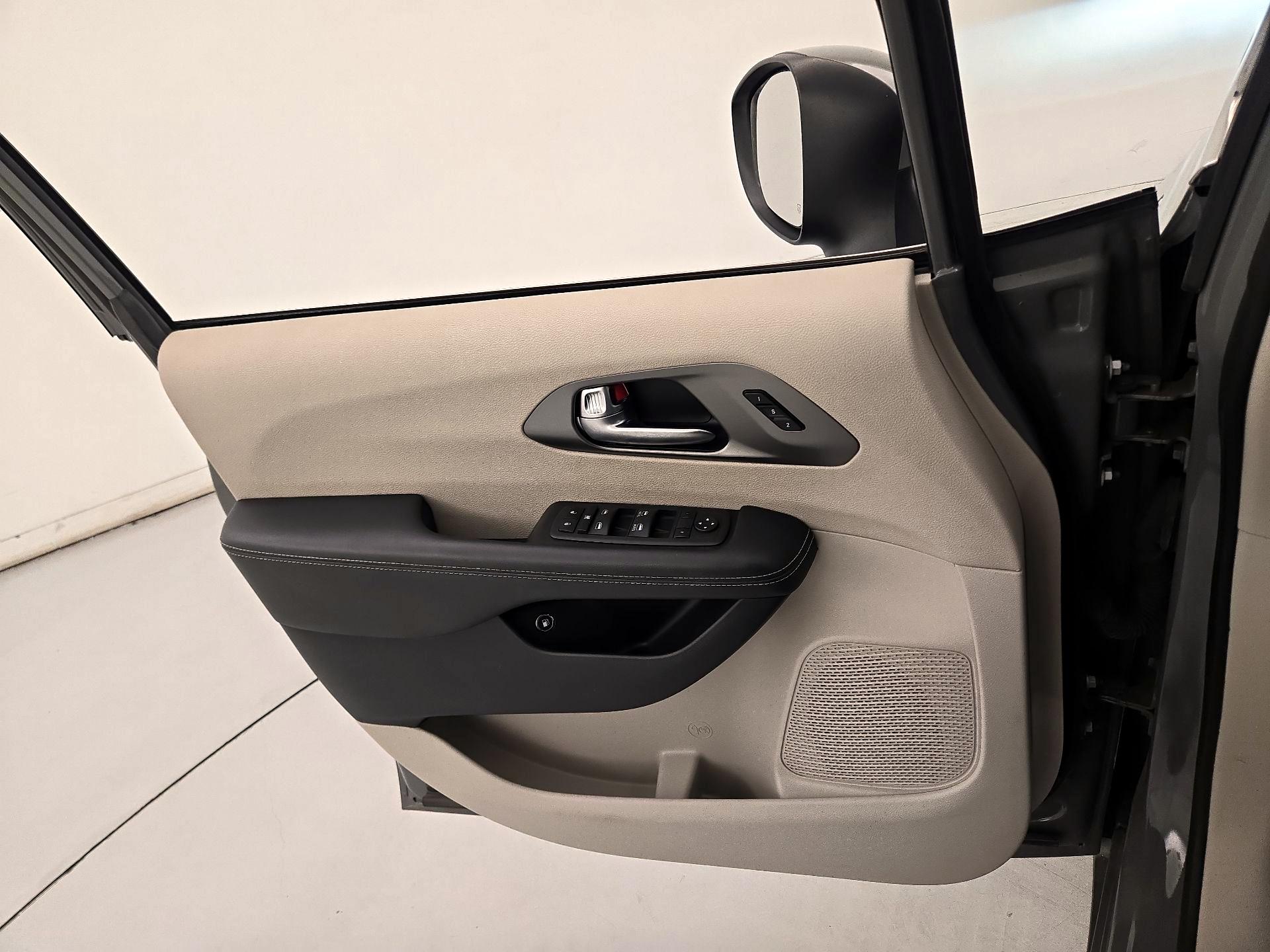 Thumbnail: 2023 Chrysler Pacifica - 12