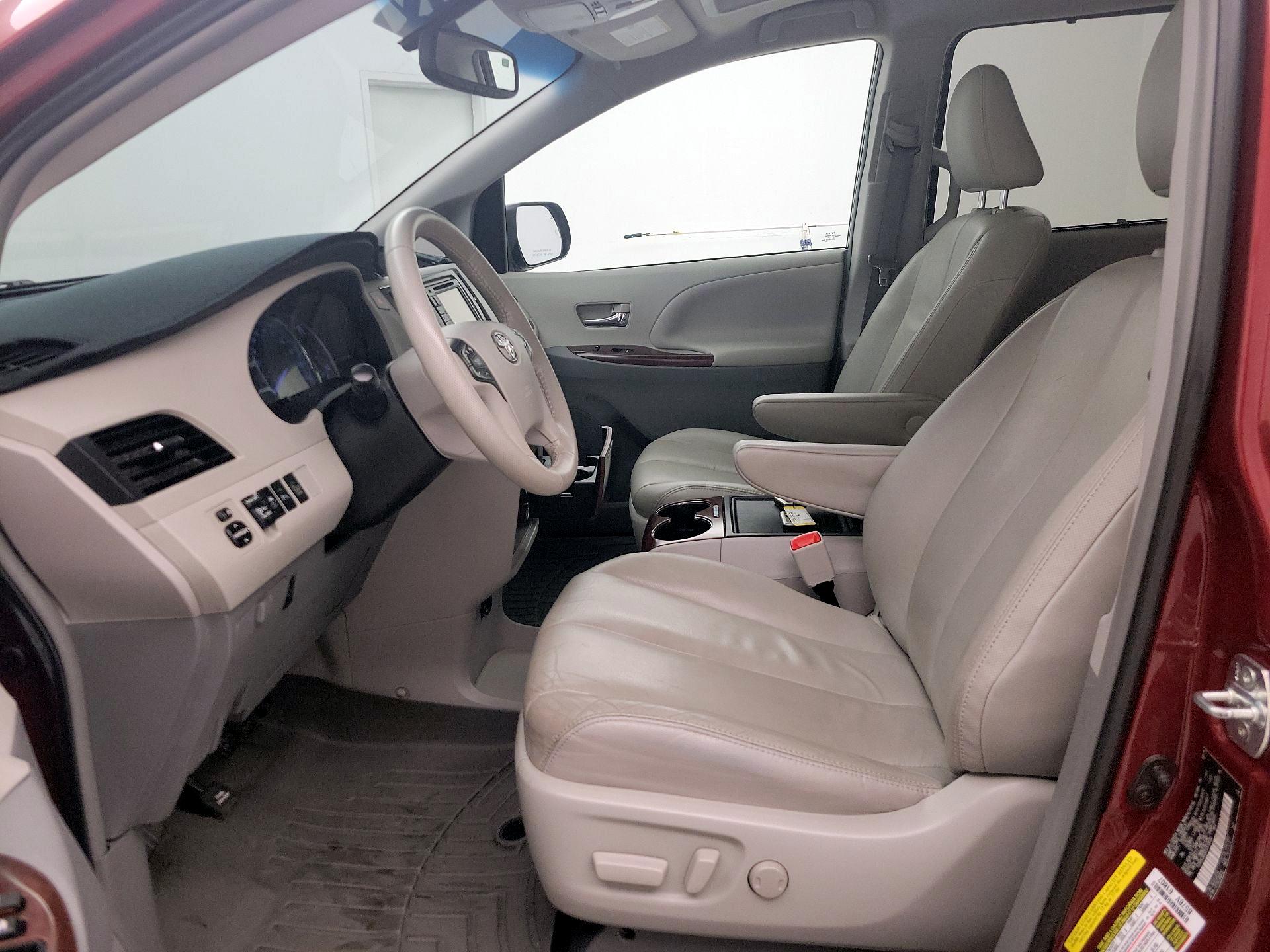 Thumbnail: 2014 Toyota Sienna - 11