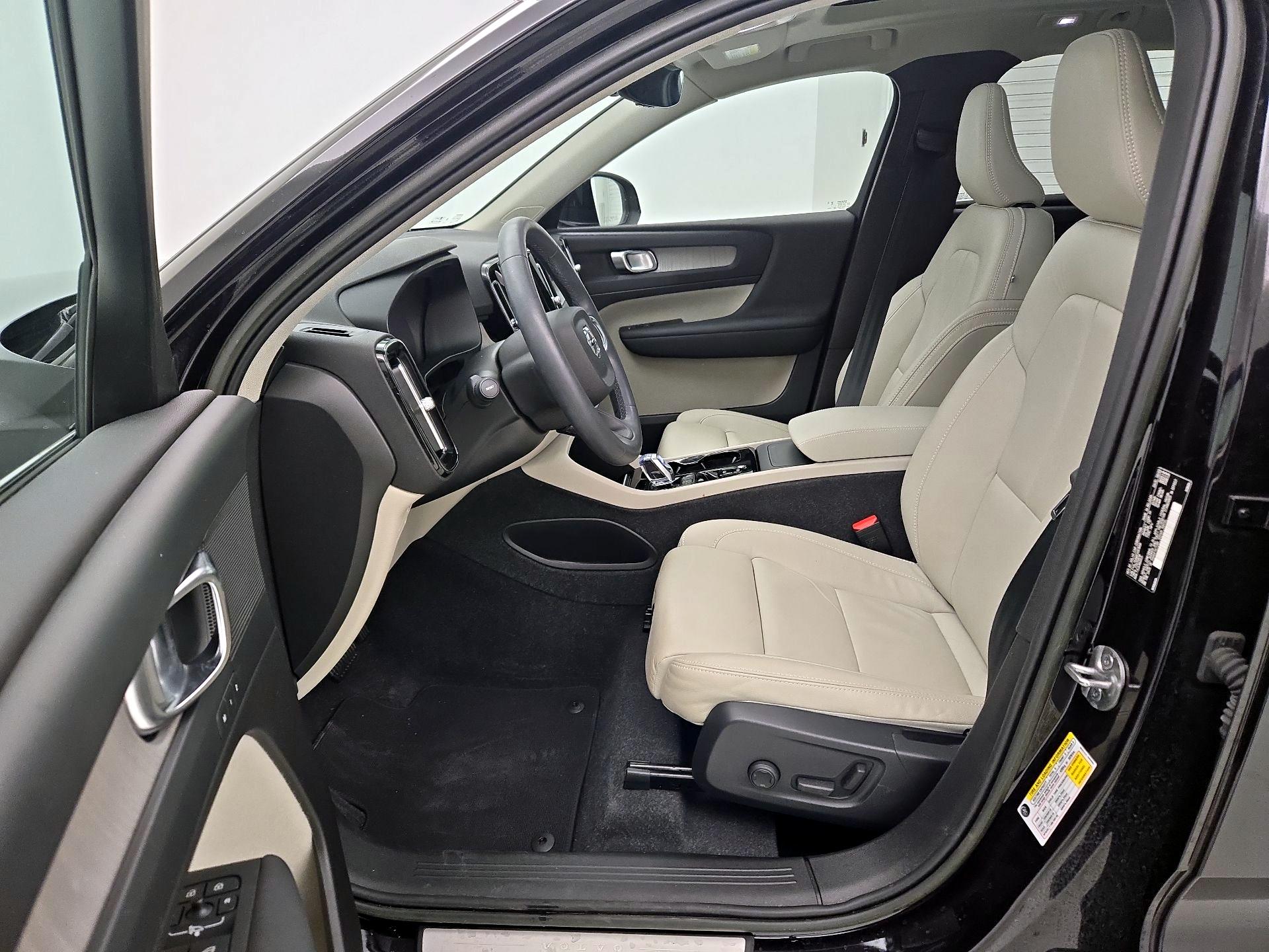 Thumbnail: 2023 Volvo XC40 - 11