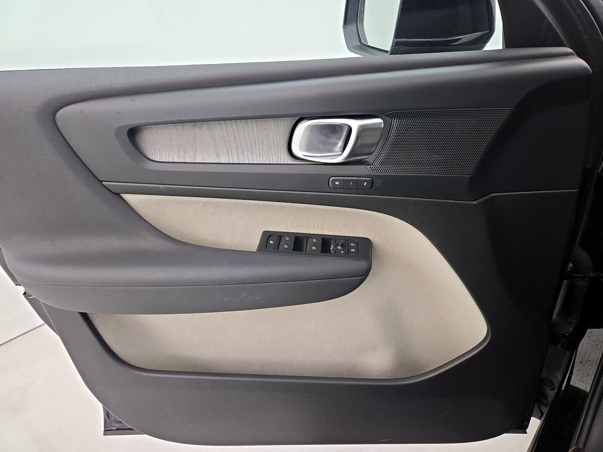 Thumbnail: 2023 Volvo XC40 - 12