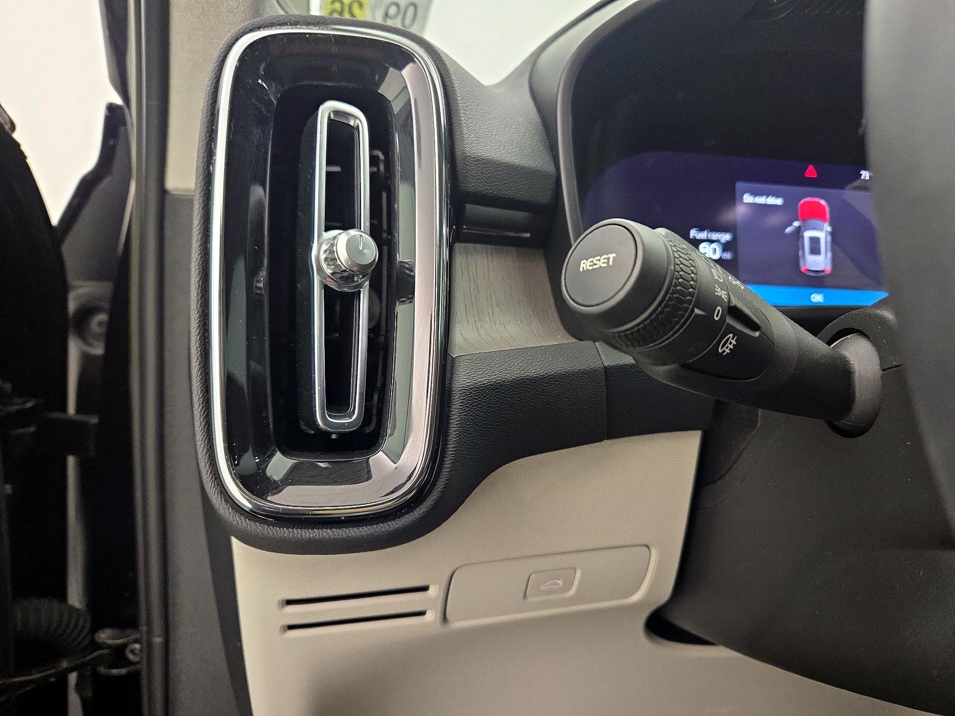 Thumbnail: 2023 Volvo XC40 - 13