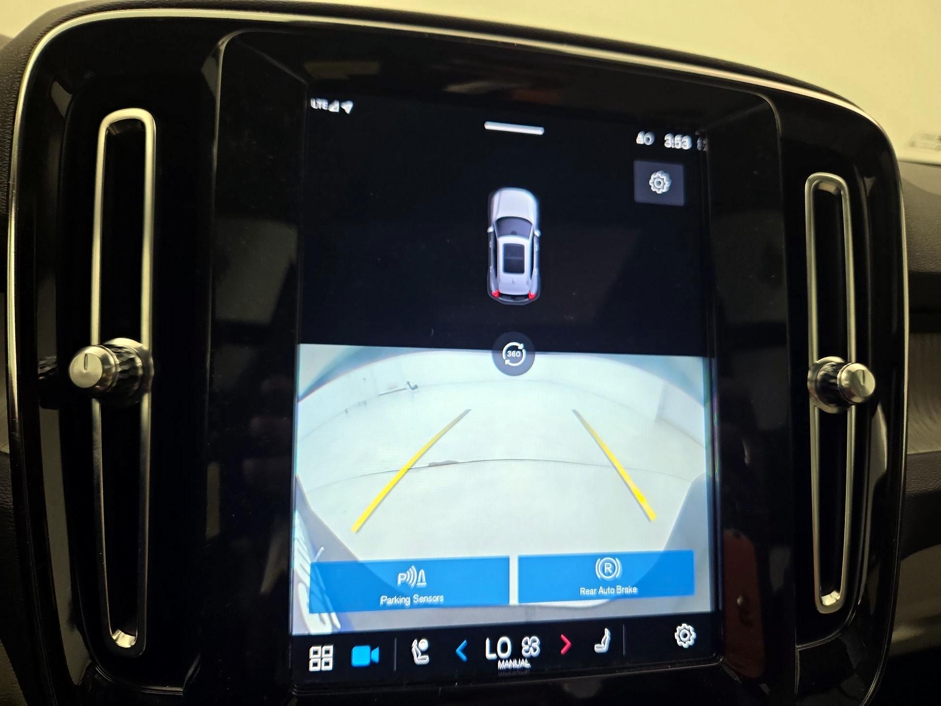 Thumbnail: 2023 Volvo XC40 - 15