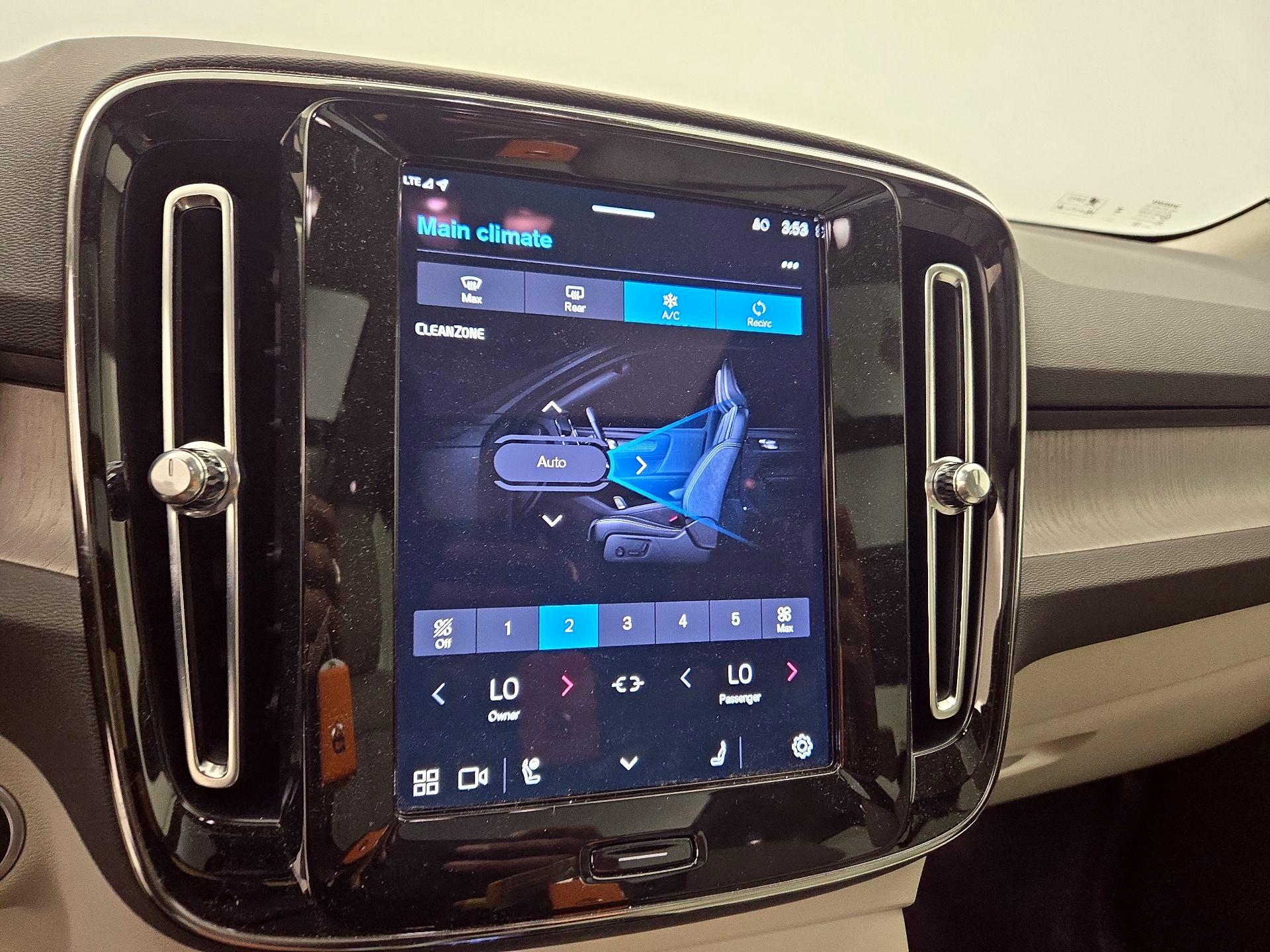 Thumbnail: 2023 Volvo XC40 - 17