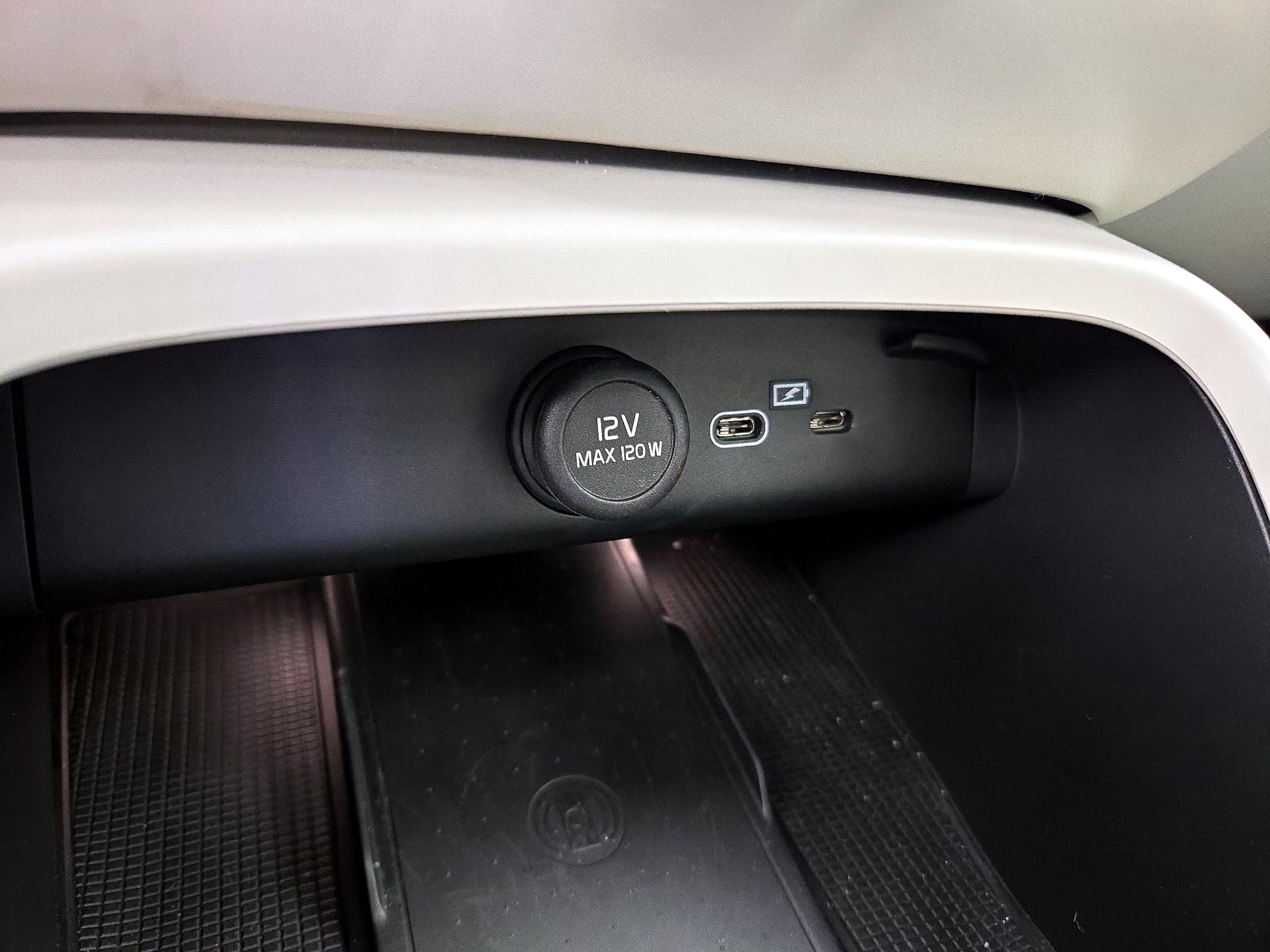 Thumbnail: 2023 Volvo XC40 - 19