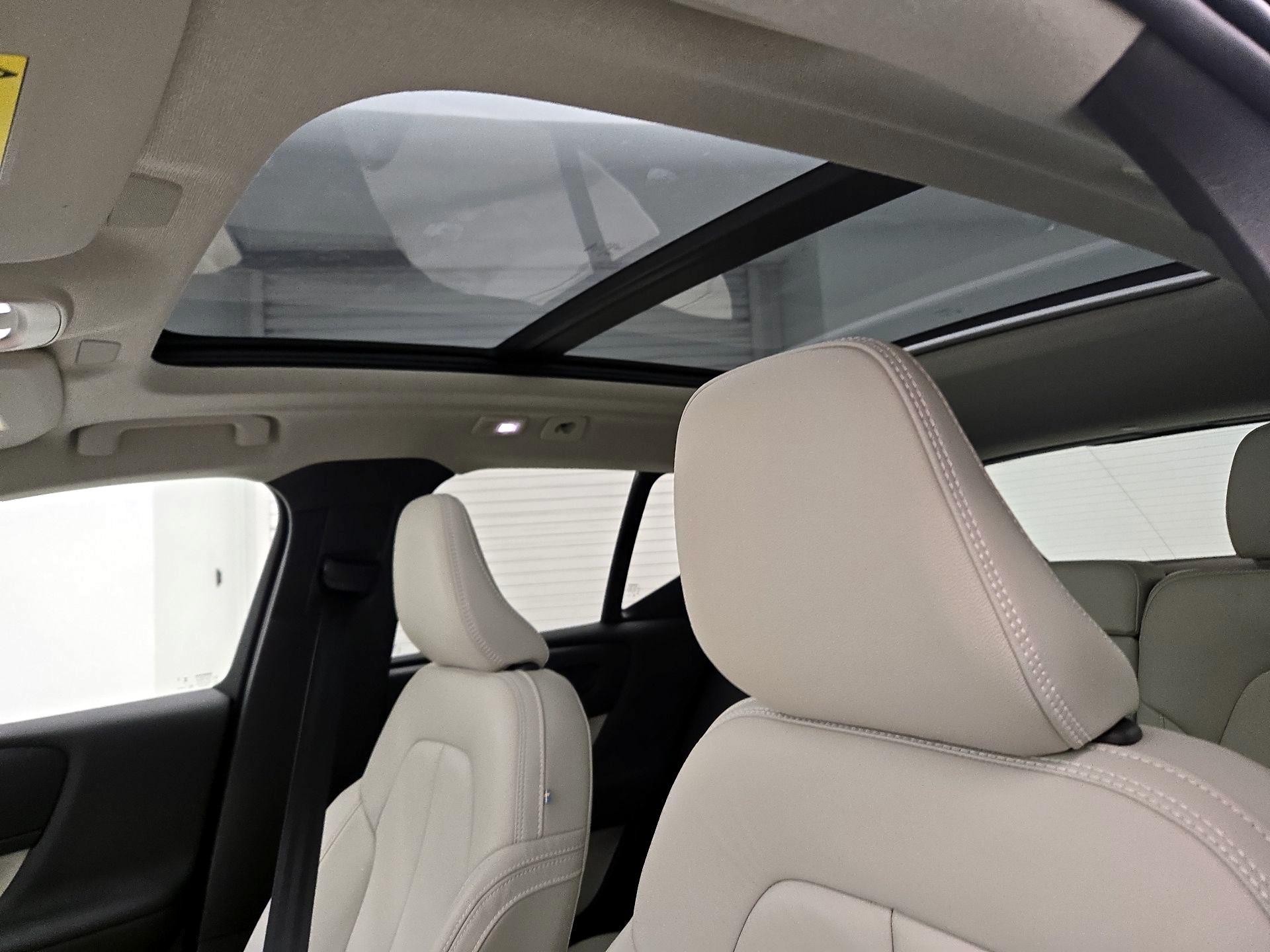 Thumbnail: 2023 Volvo XC40 - 20