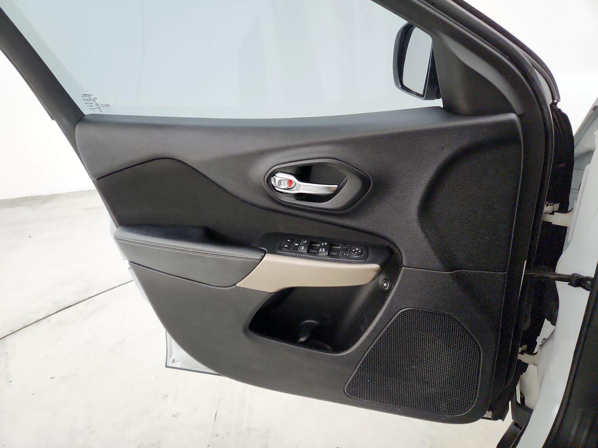 Thumbnail: 2017 Jeep Cherokee - 12