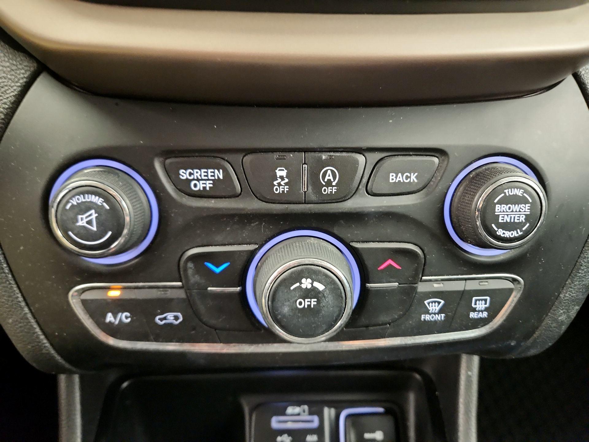 Thumbnail: 2017 Jeep Cherokee - 16