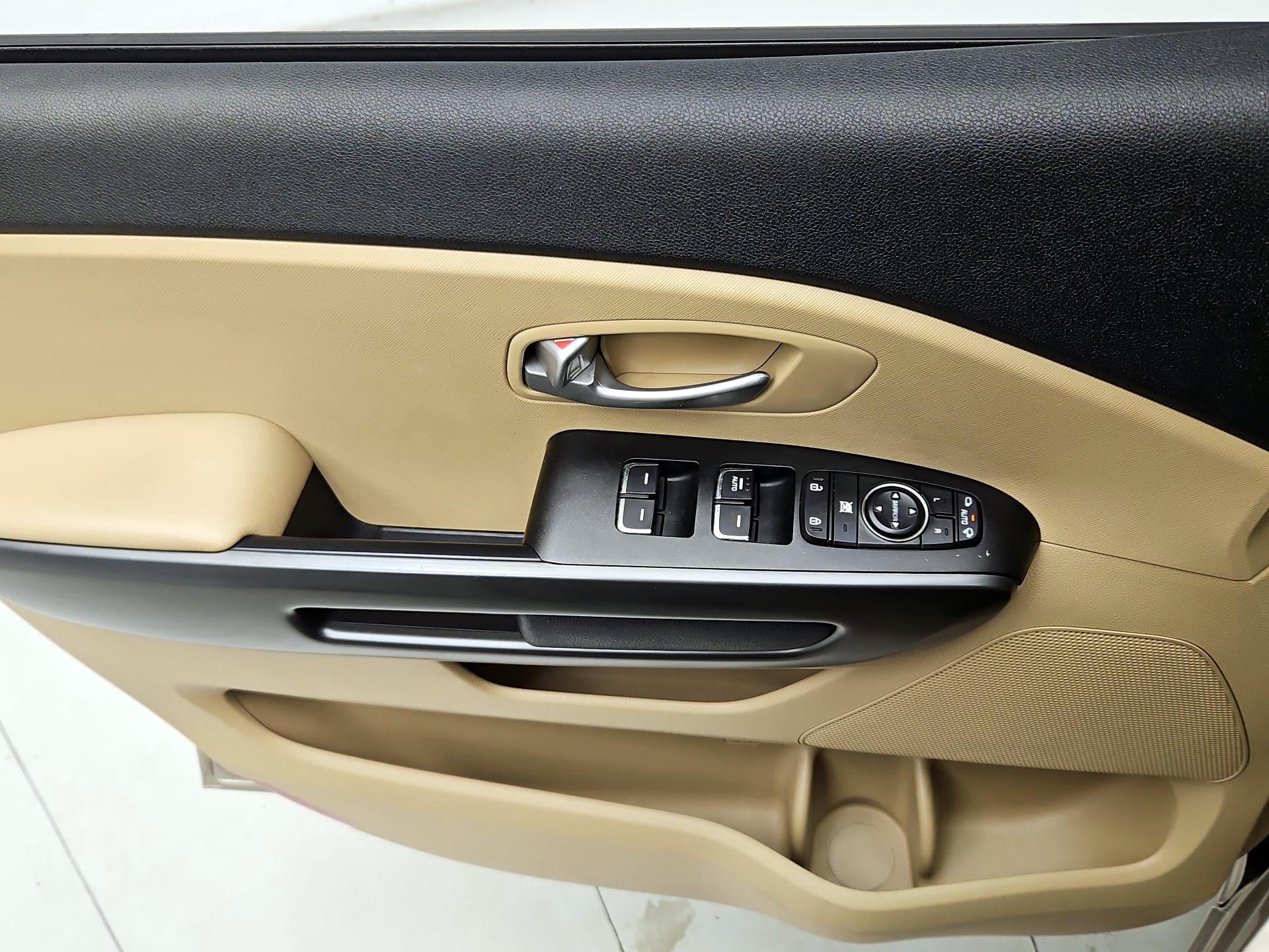 Thumbnail: 2016 Kia Sedona - 12