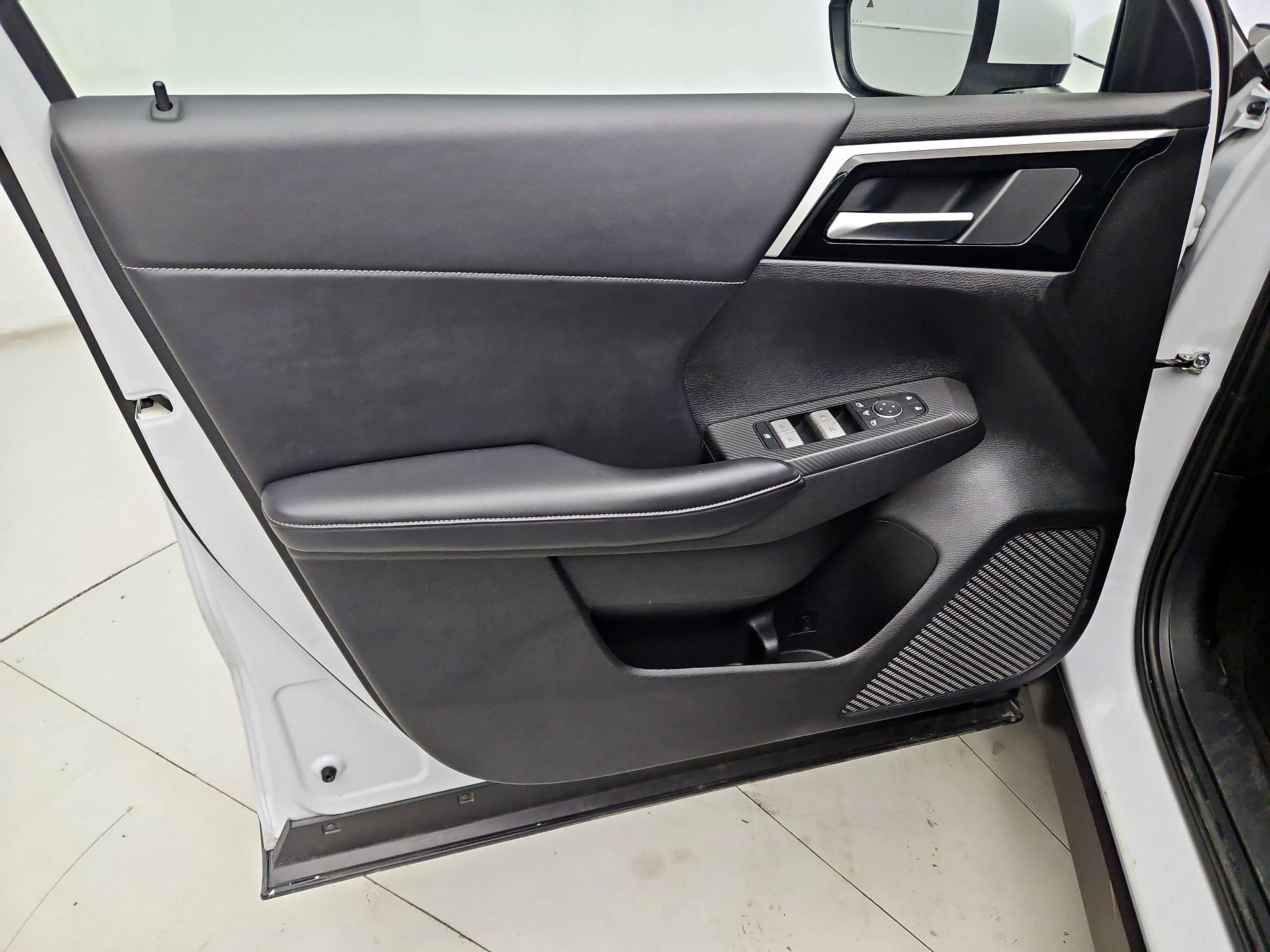 Thumbnail: 2024 Mitsubishi Outlander - 12