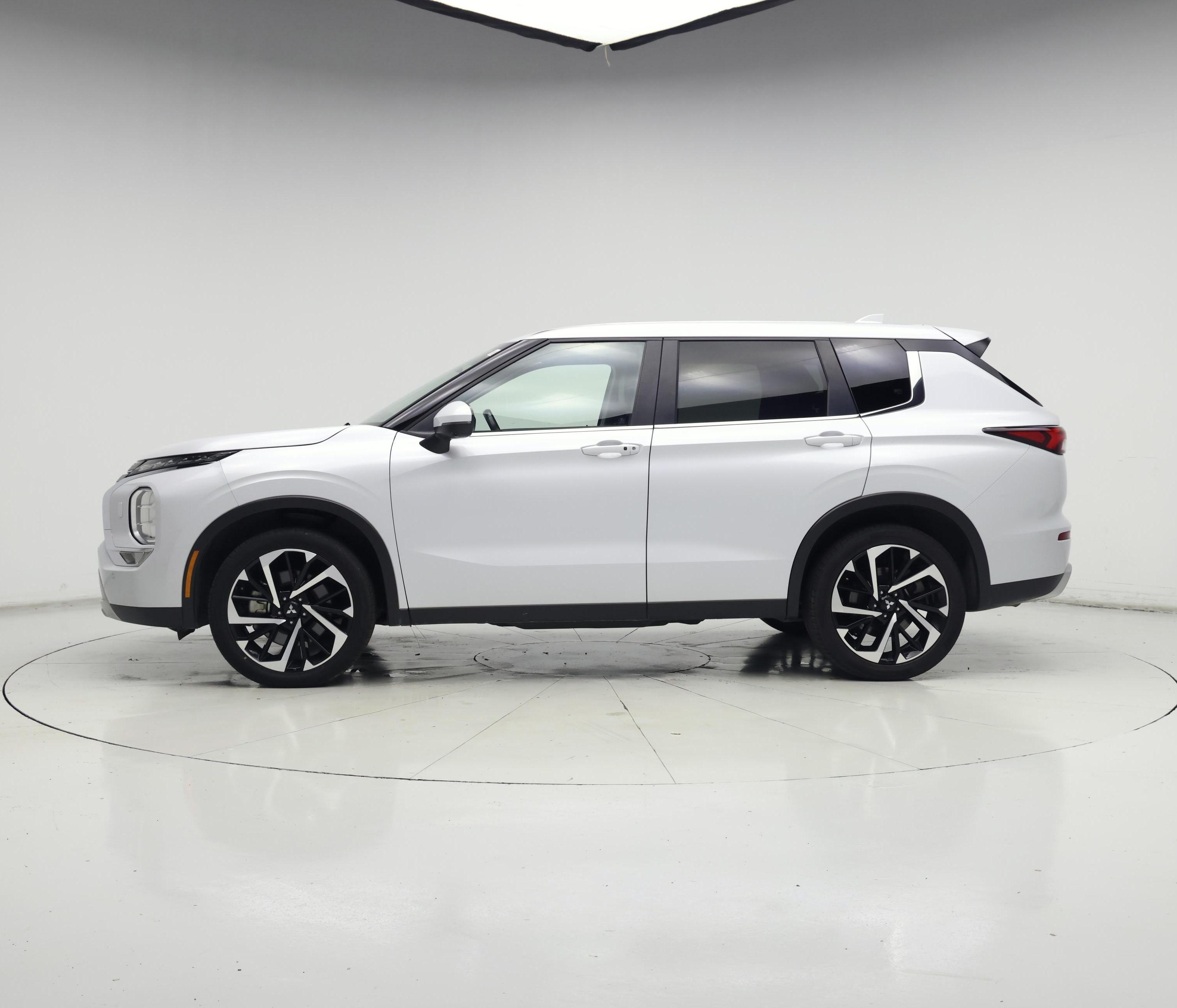 Thumbnail: 2024 Mitsubishi Outlander - 3
